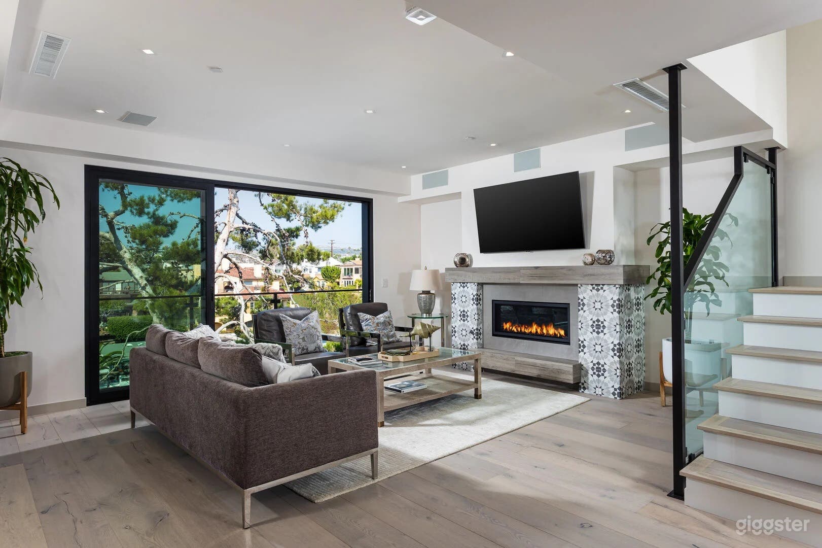 THE Serenity Modern Photo 3