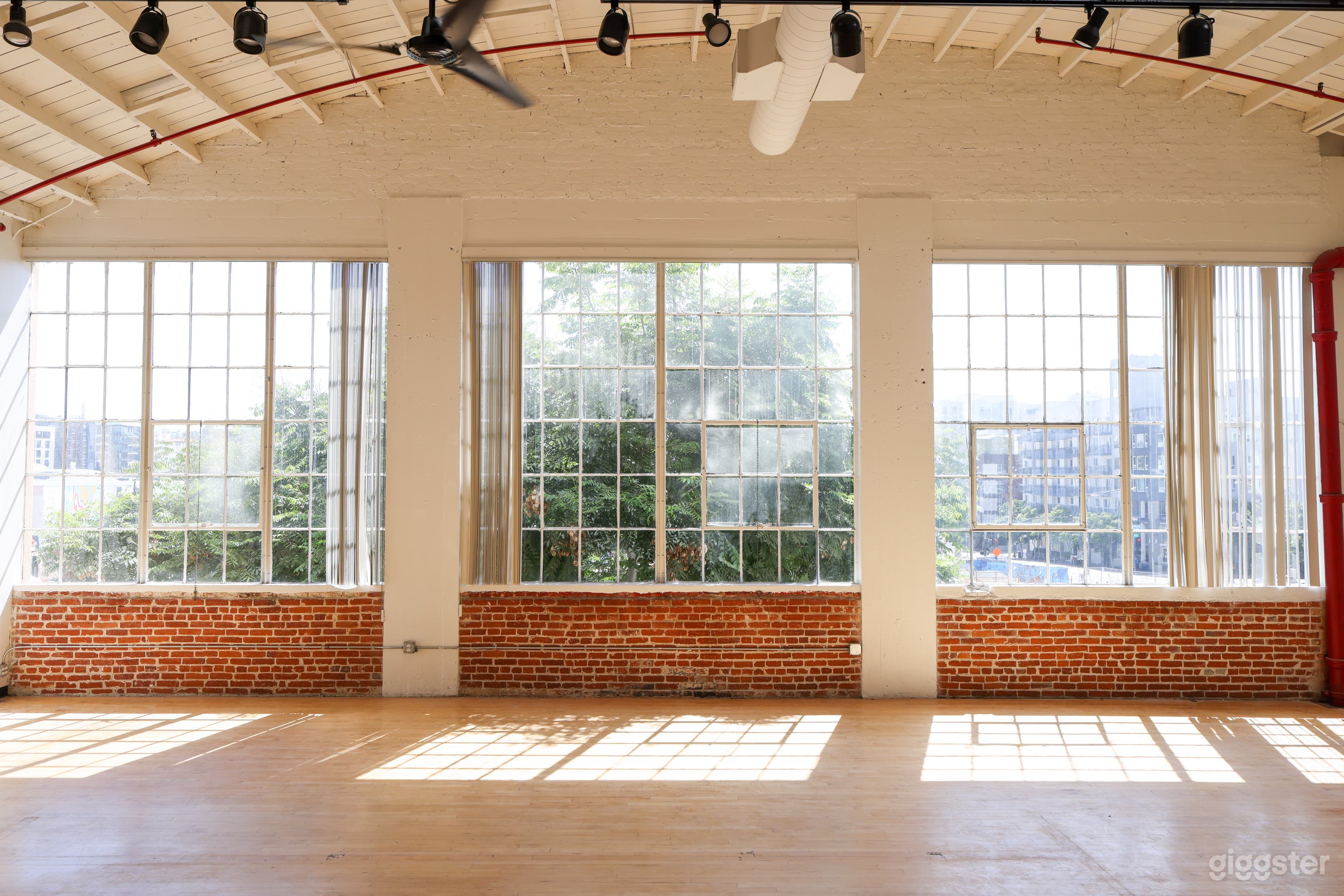 Large, Downtown Loft overflowing w/ Natural Light Photo 3