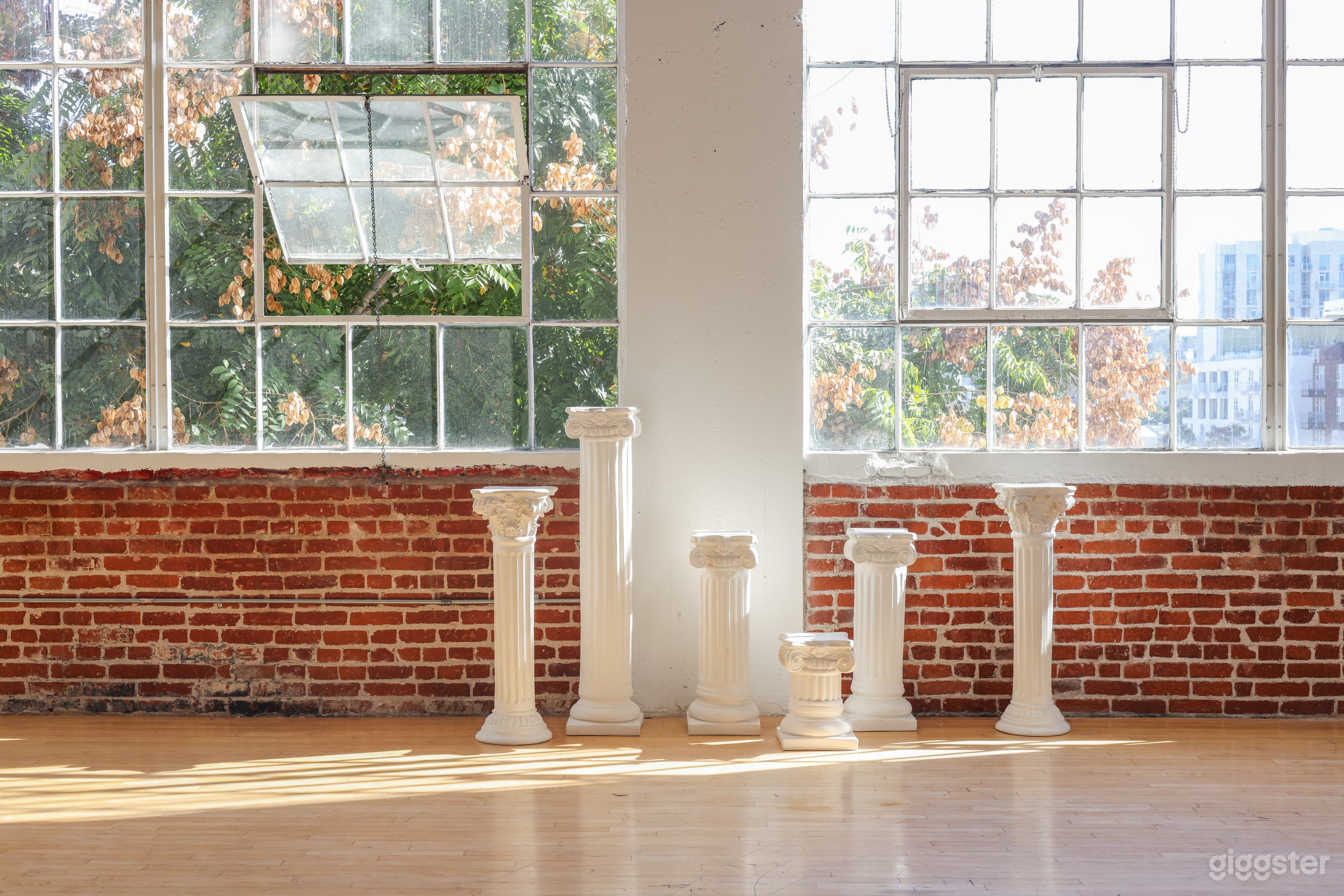 Large, Downtown Loft overflowing w/ Natural Light Photo 4