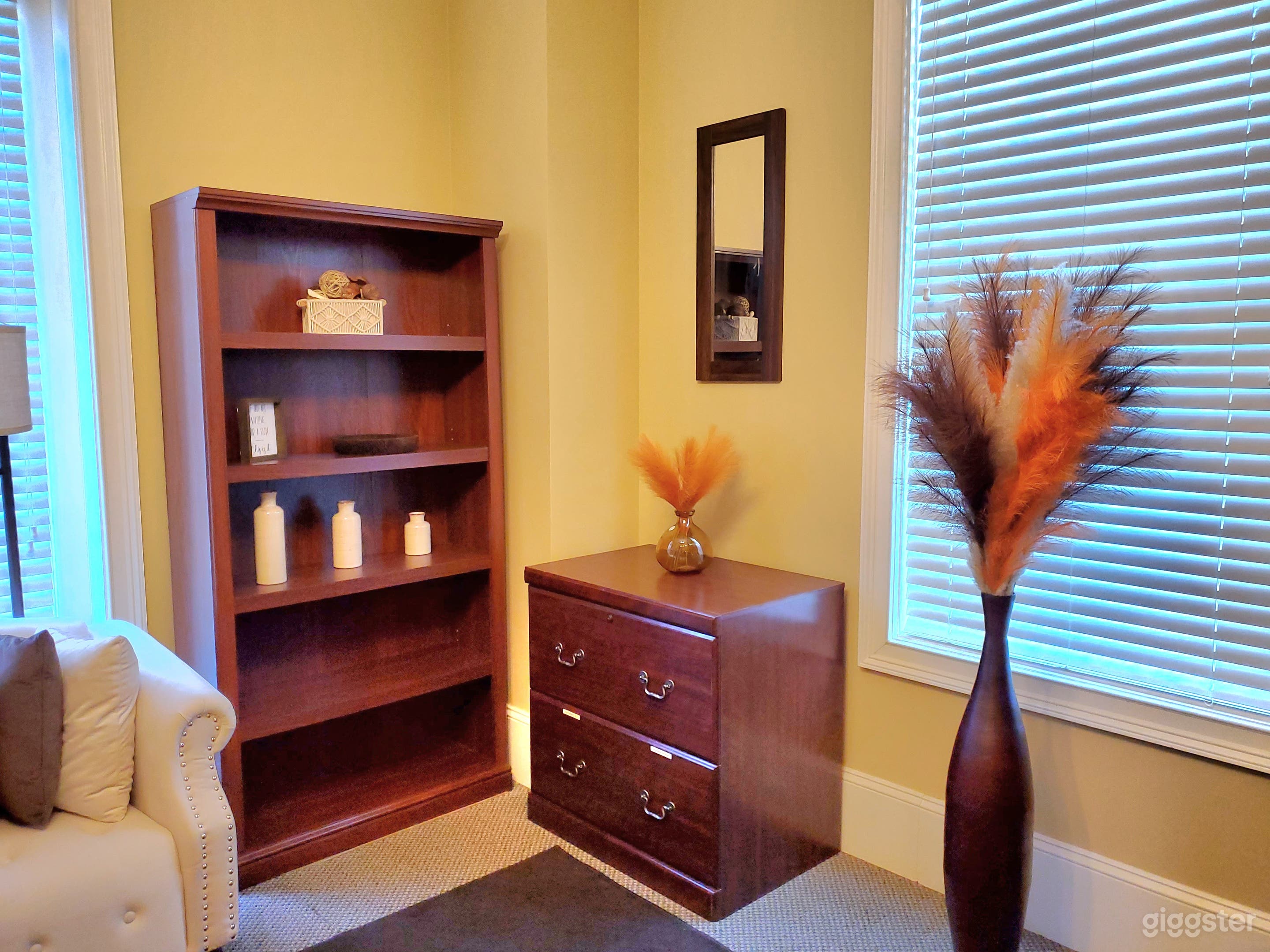 2 for 1 Furnished Weekend Space! Photo 2