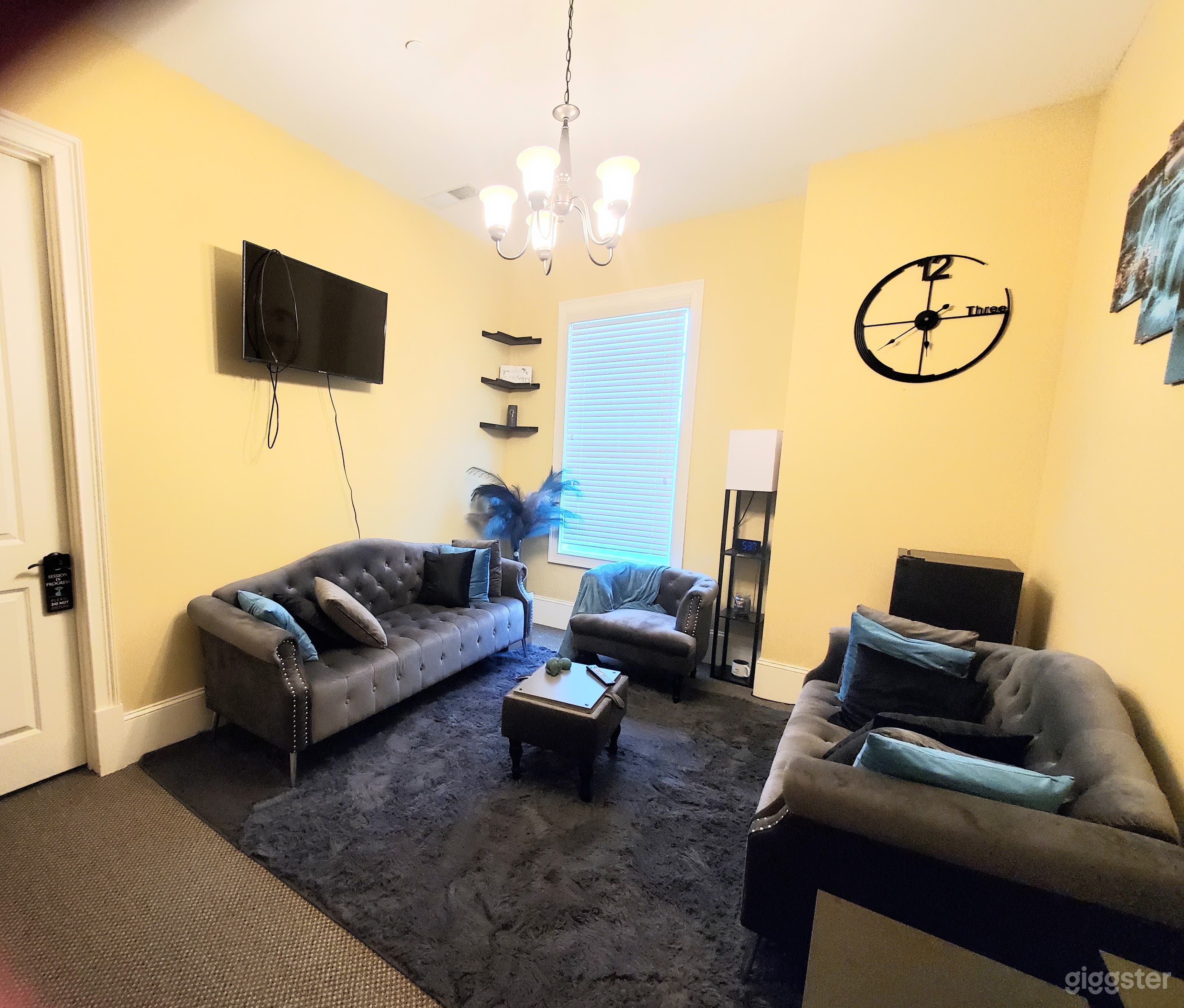 2 for 1 Furnished Weekend Space! Photo 4