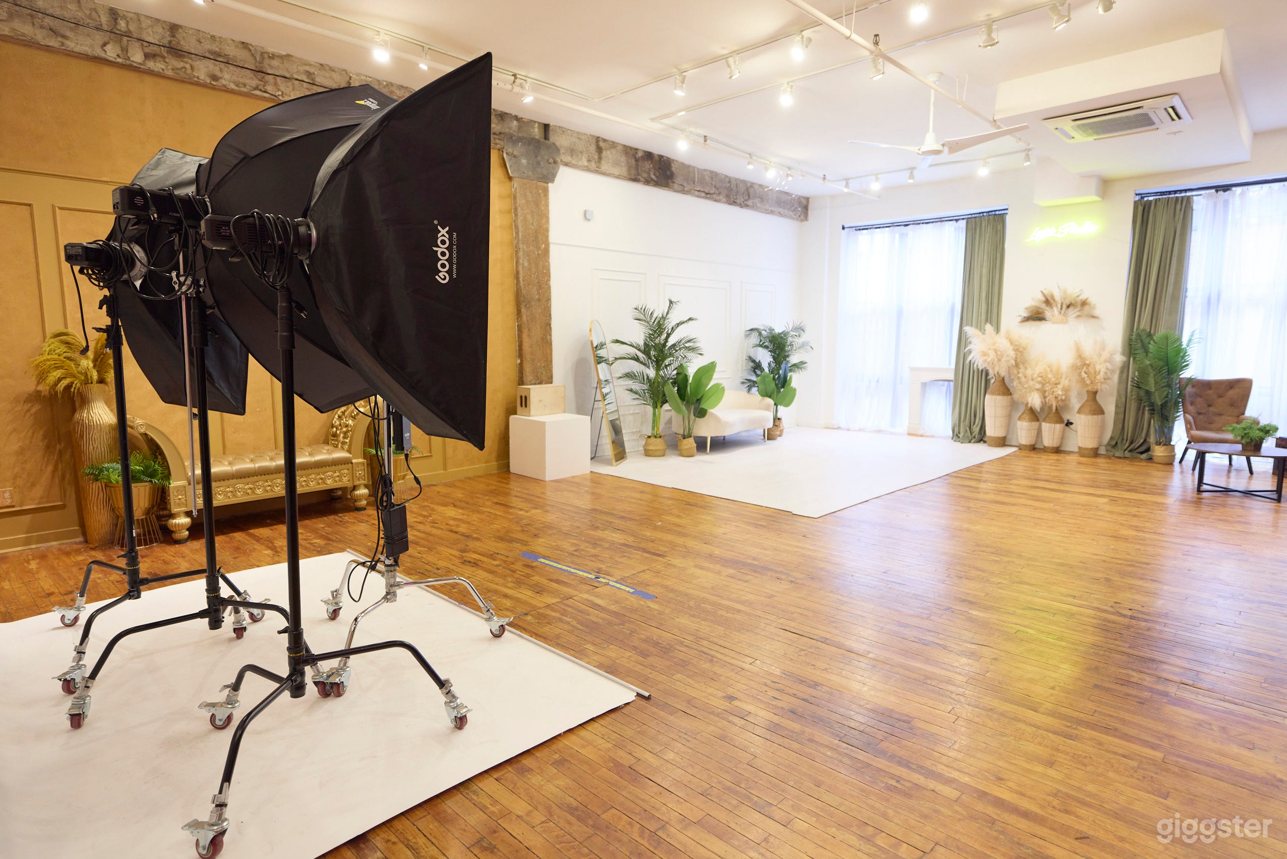 SPACIOUS STUDIO | FREE LIGHTING EQUIPMENT &amp; PROPS  Photo 4