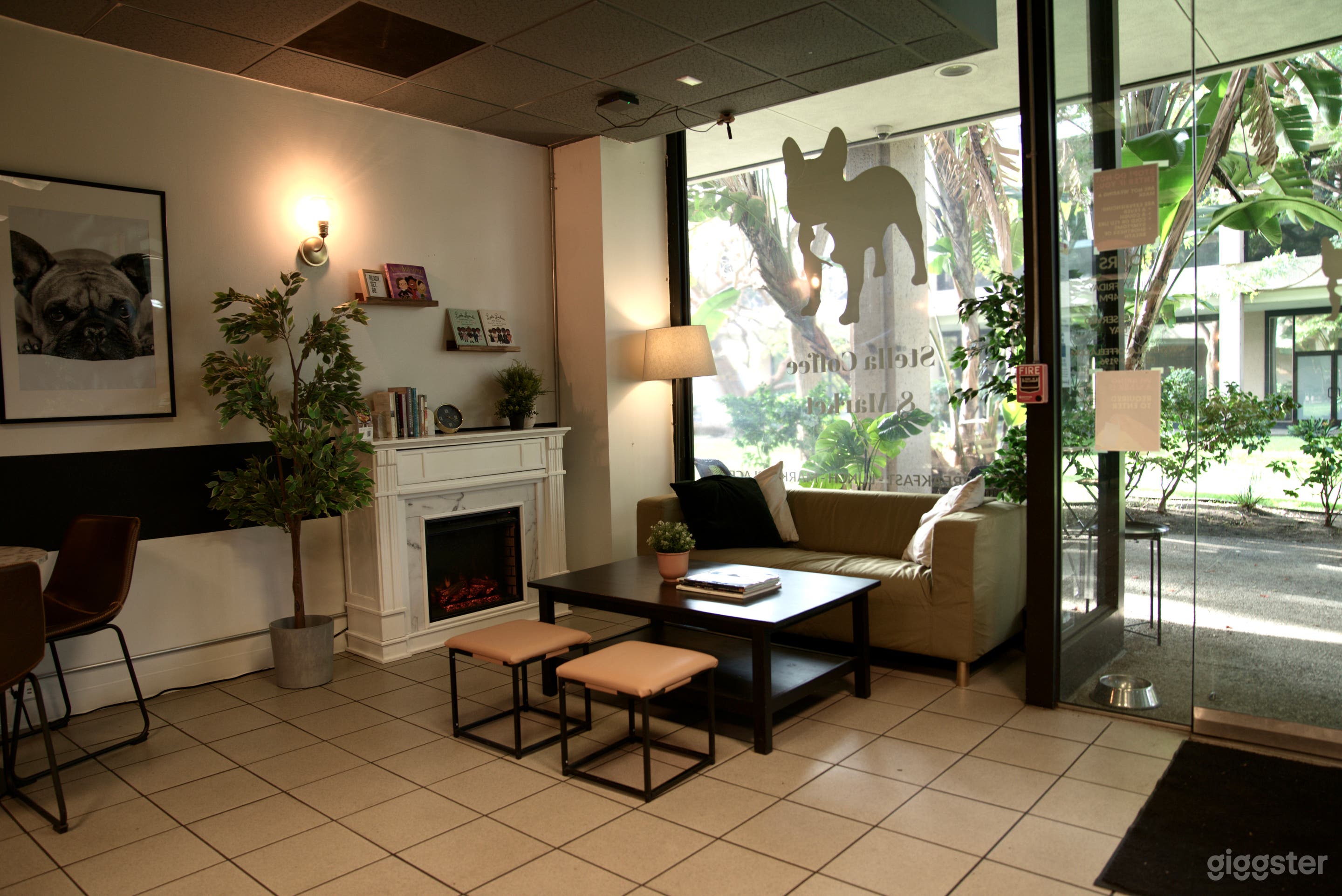 Large Beverly Hills/Carthay Circle Café Space  Photo 1