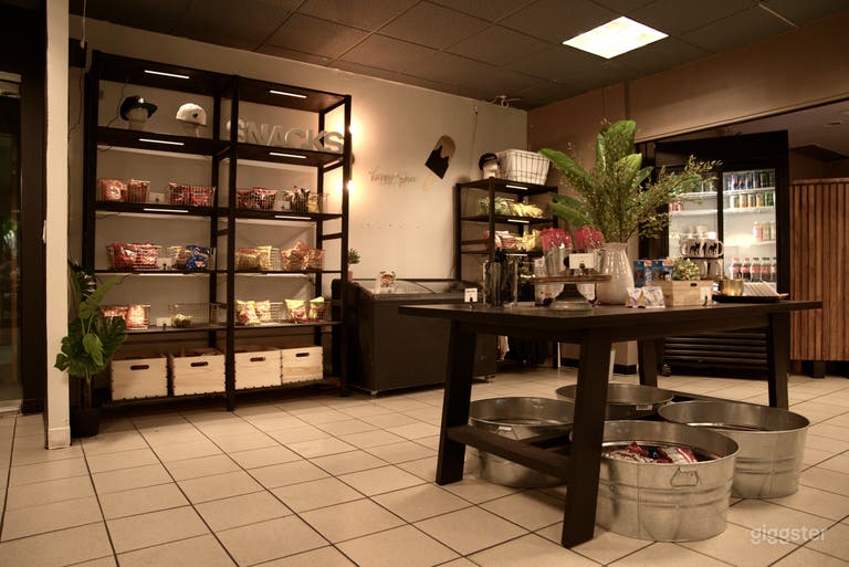  Large Beverly Hills/Carthay Circle Café Space  