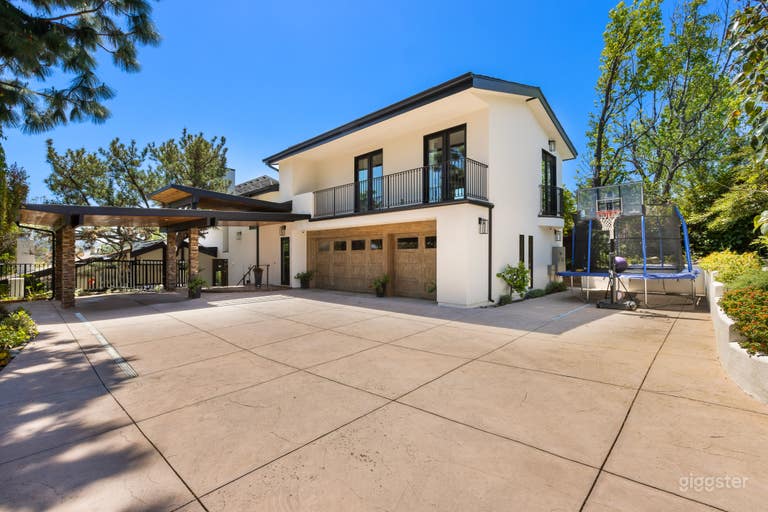  Entrance &amp; Parking Compound Pic1 