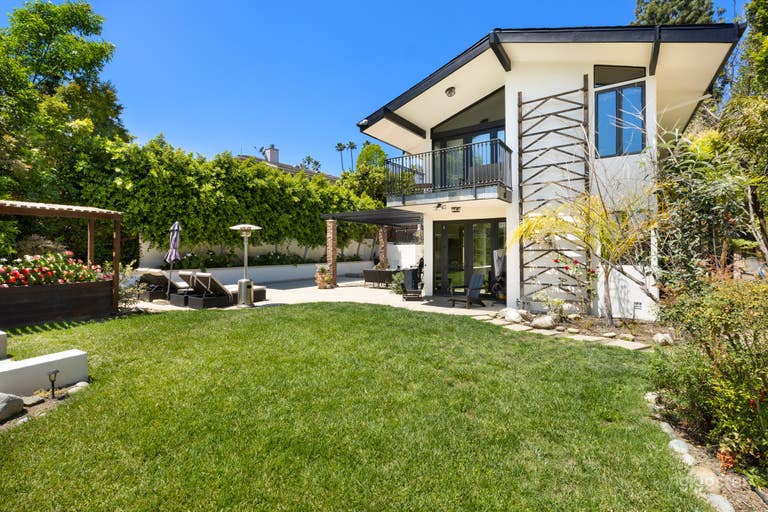  Pool &amp; Backyard Area 