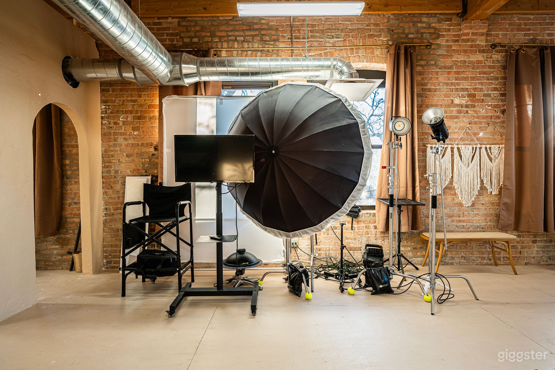 Mediterranean Style Studio Photo 4