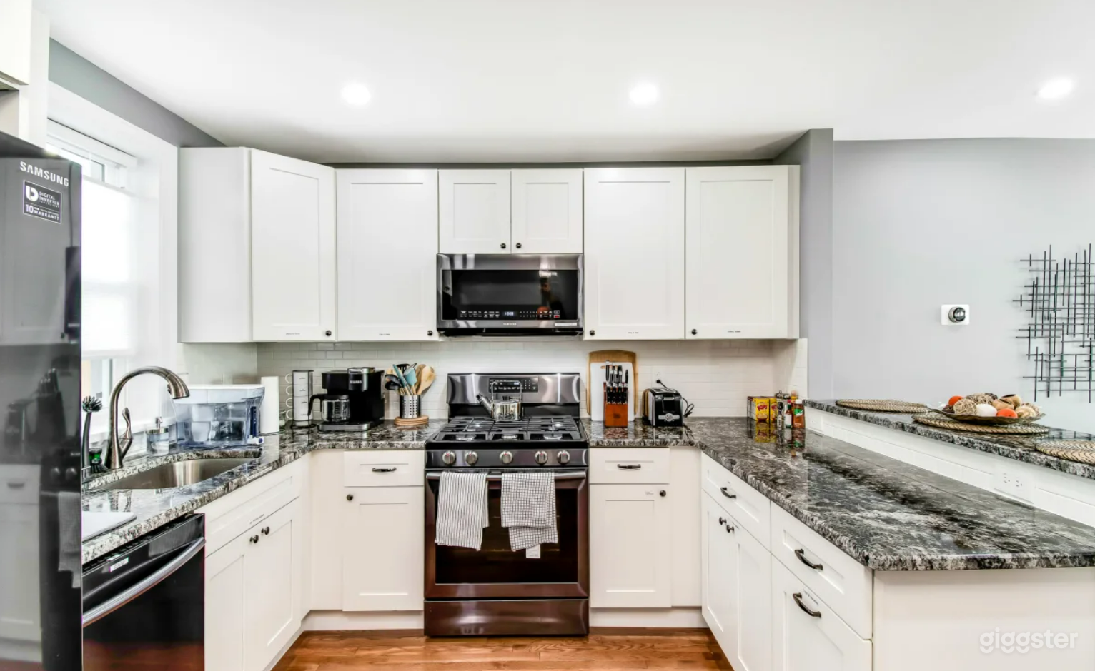  3-Bedroom Mid Century Townhouse in South Philly Photo 4