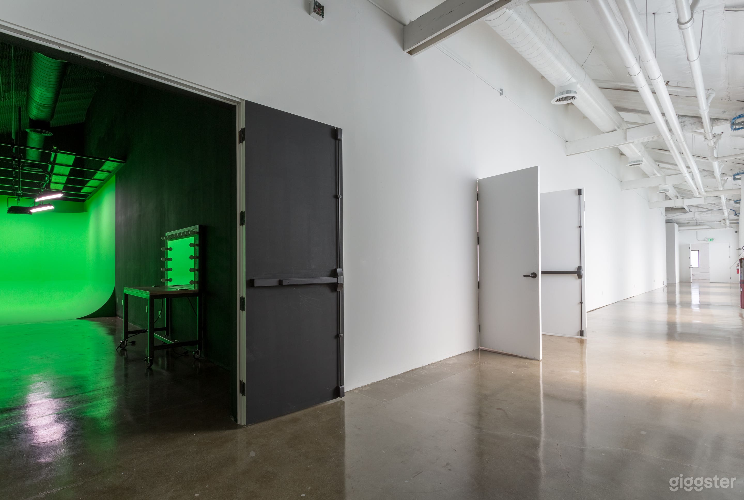 Studio No.200 - B Photo 3