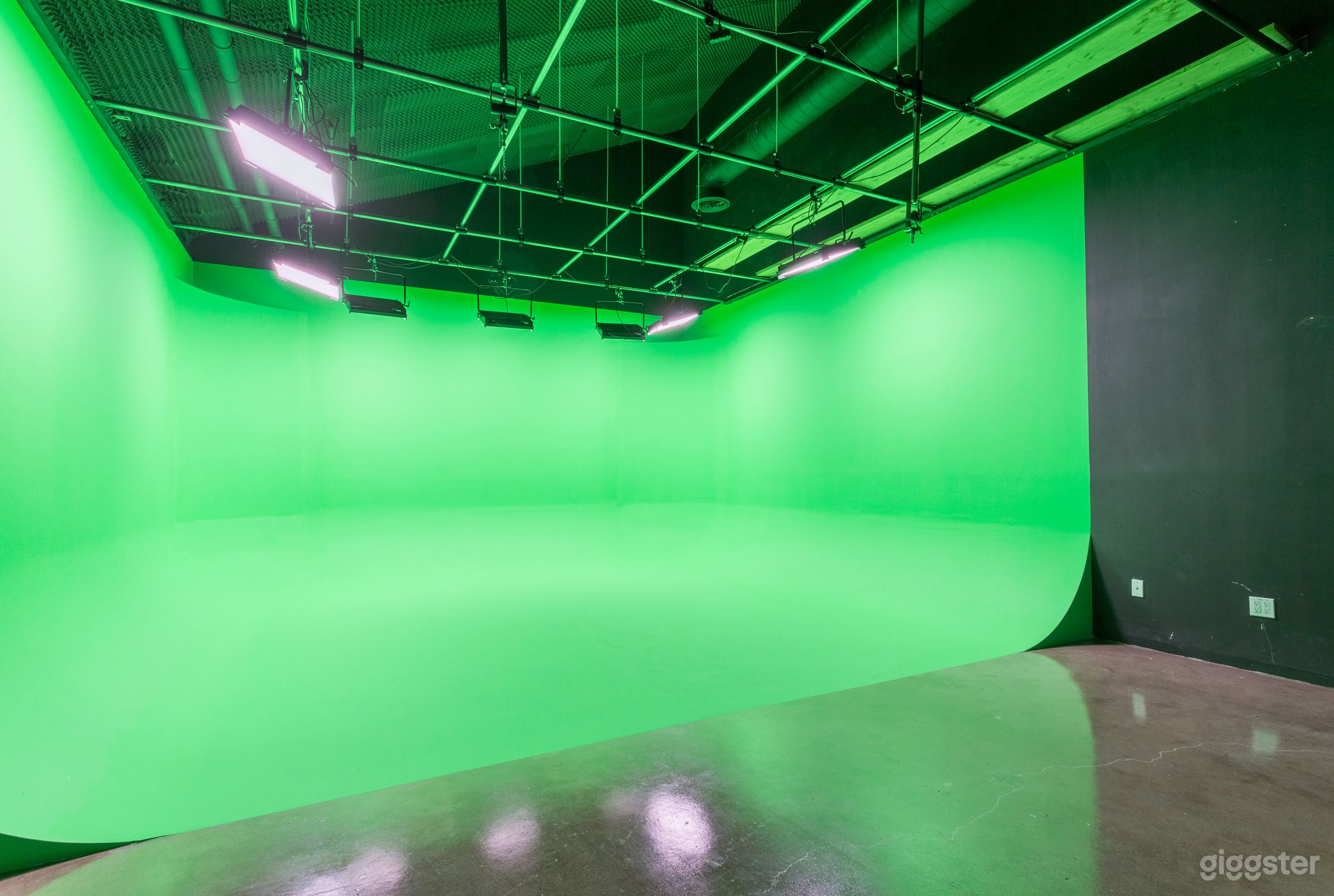 Studio No.200 - B Photo 1