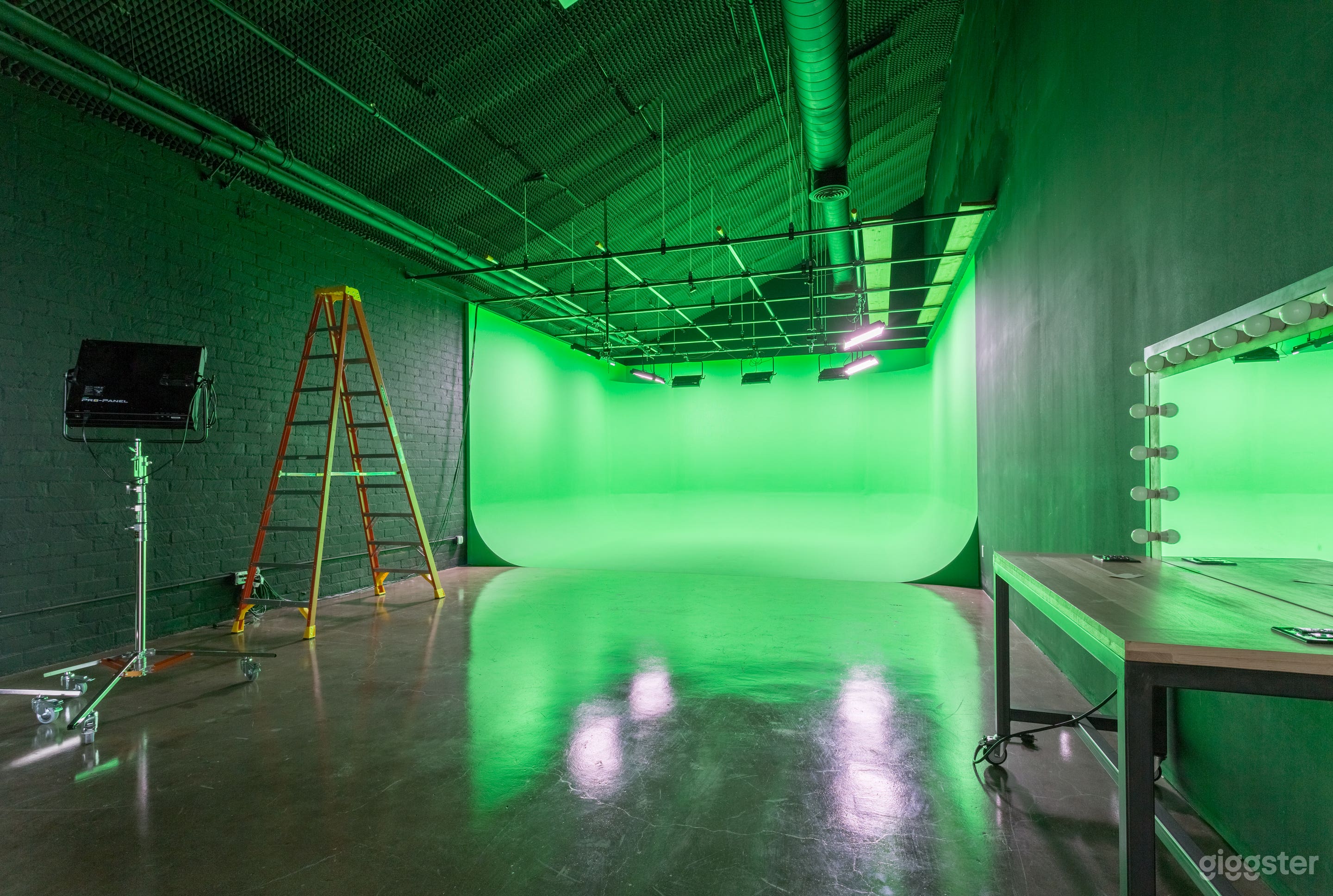 Studio No.200 - B Photo 2