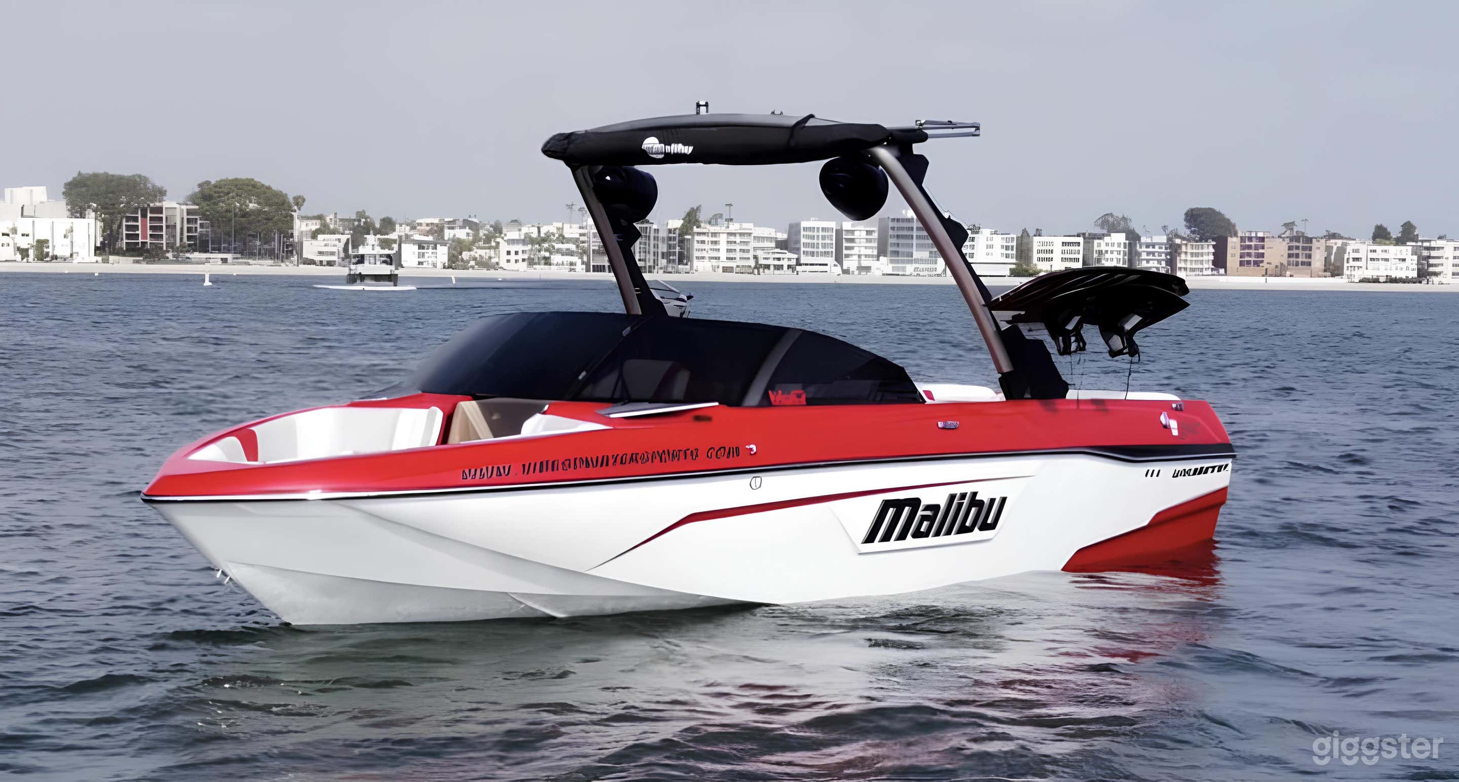 Perfect Sized Boat Malibu LSV 23 Photo 2