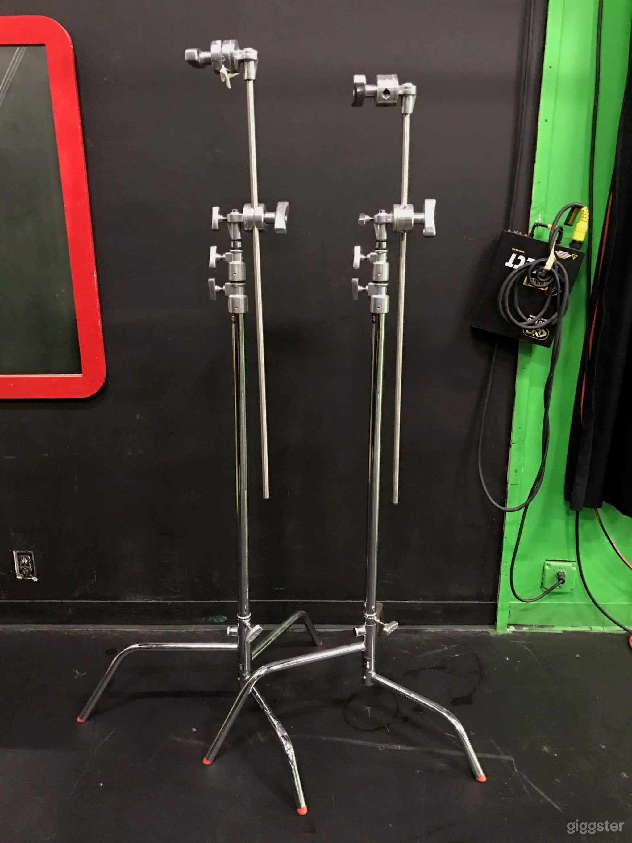 Dynamic Green Screen Studio Photo 2