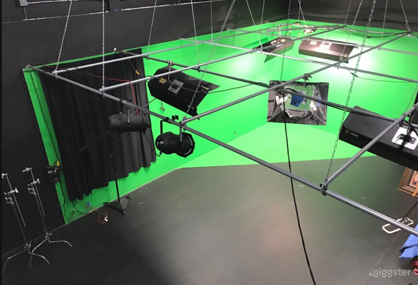 Dynamic Green Screen Studio Photo 4