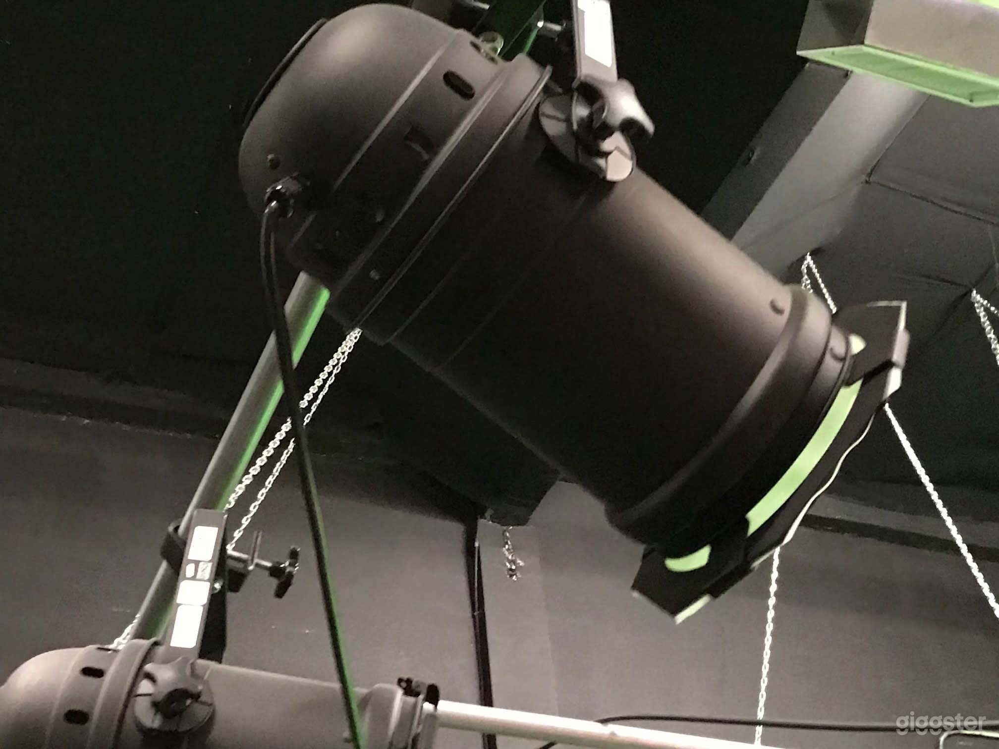 Dynamic Green Screen Studio Photo 3