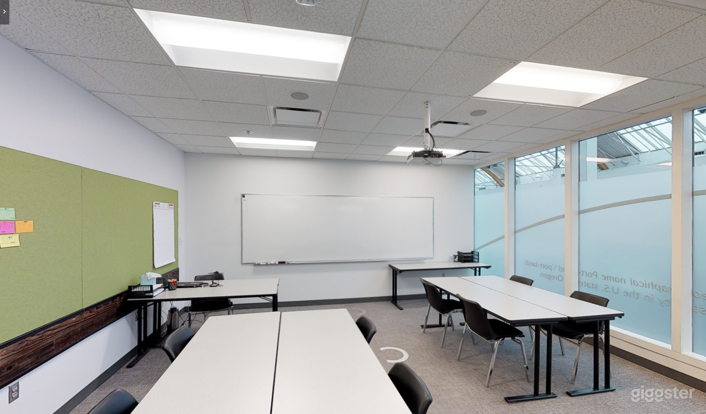 Comfortable &amp; Well-equipped Classroom in Portland Photo 3