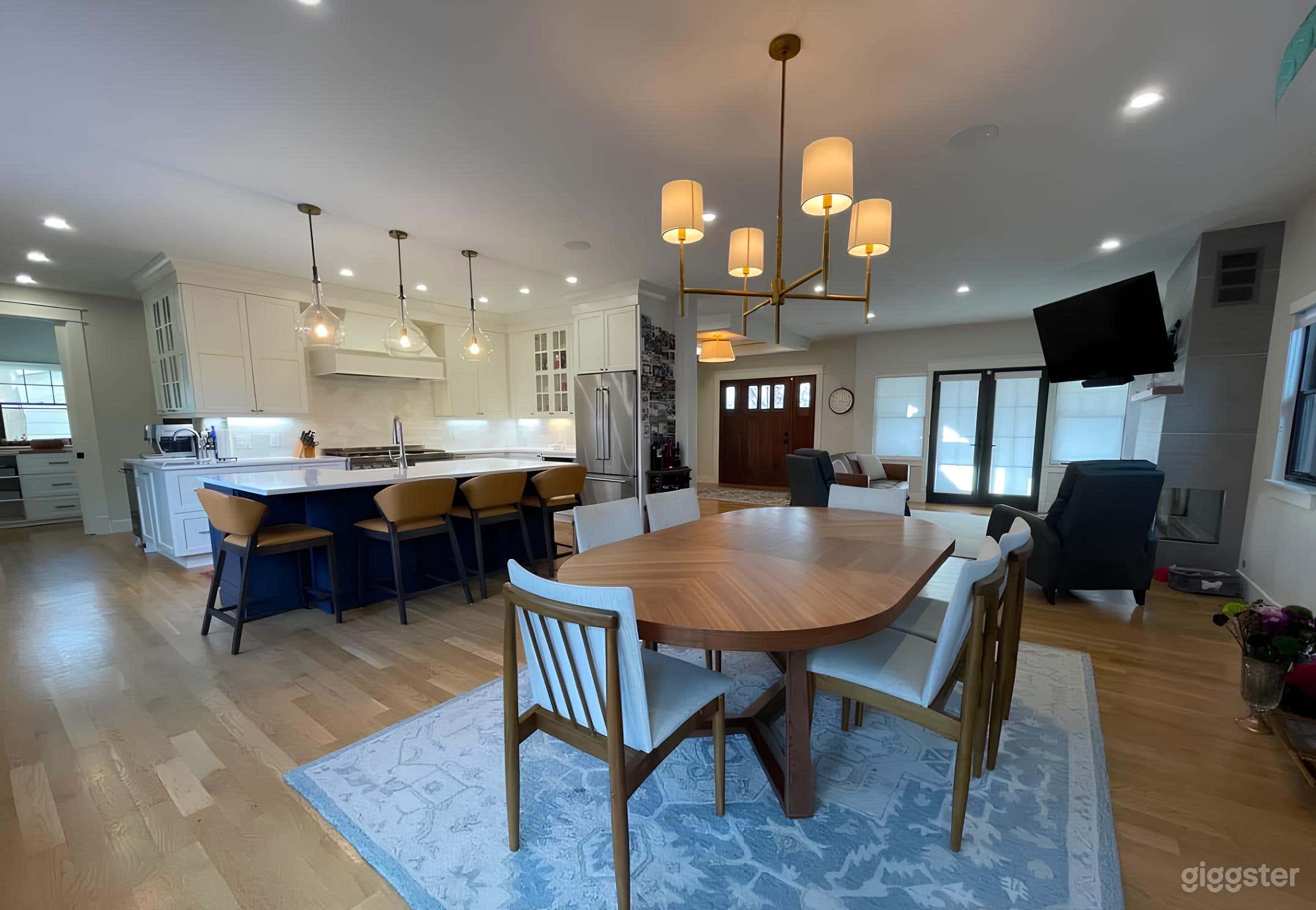 Modern, Light-Filled Home with Versatile Spaces Photo 4