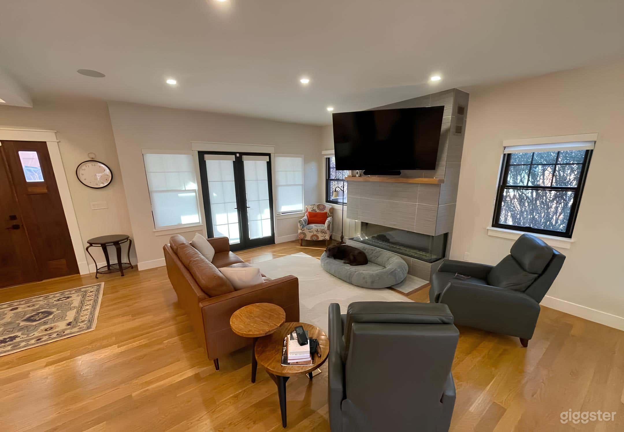 Modern, Light-Filled Home with Versatile Spaces Photo 3