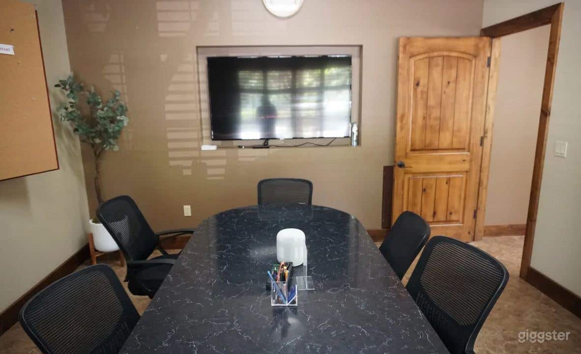 Elegant Conference Room for 8 Photo 2