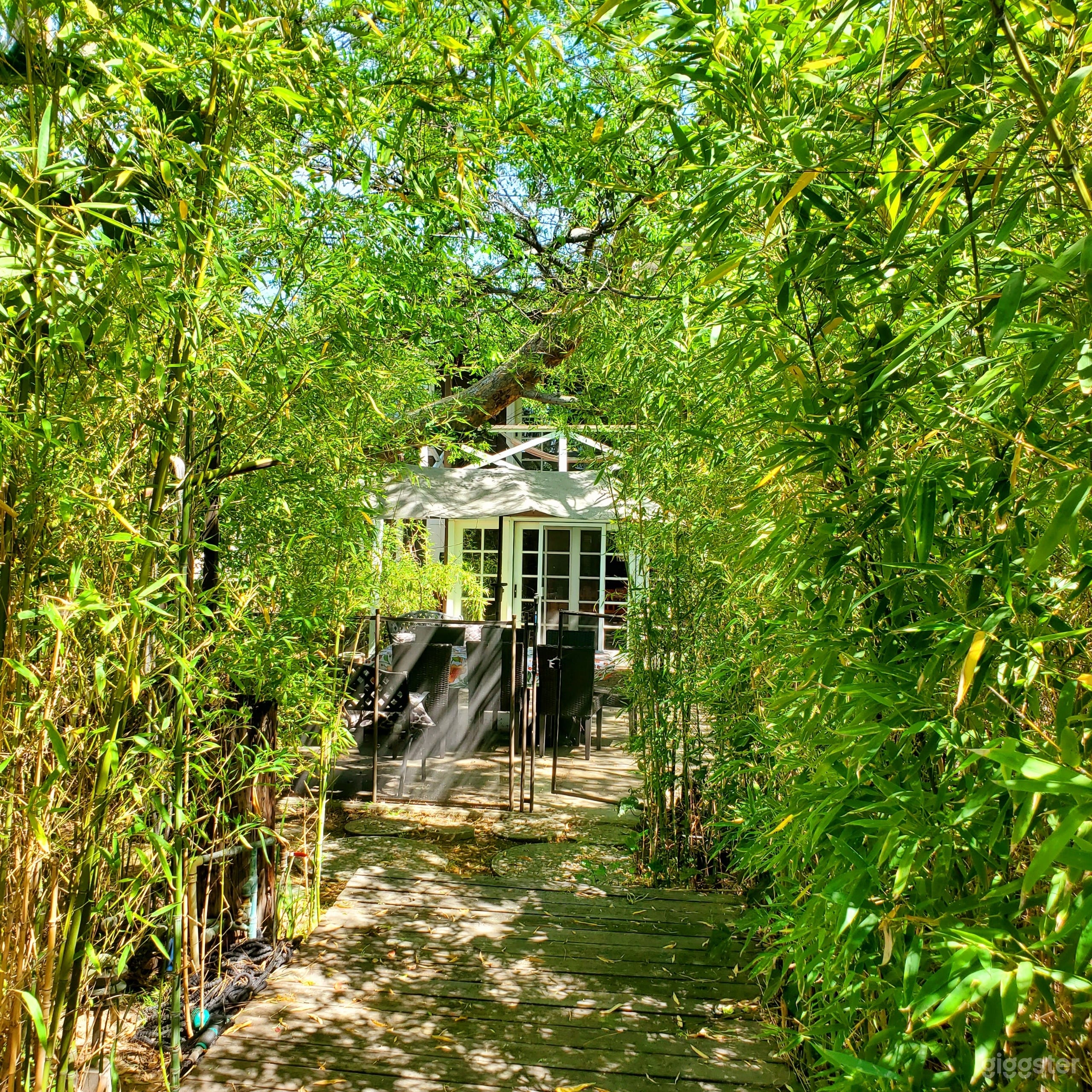 Beautiful Ranch House in the middle of the city  Photo 1