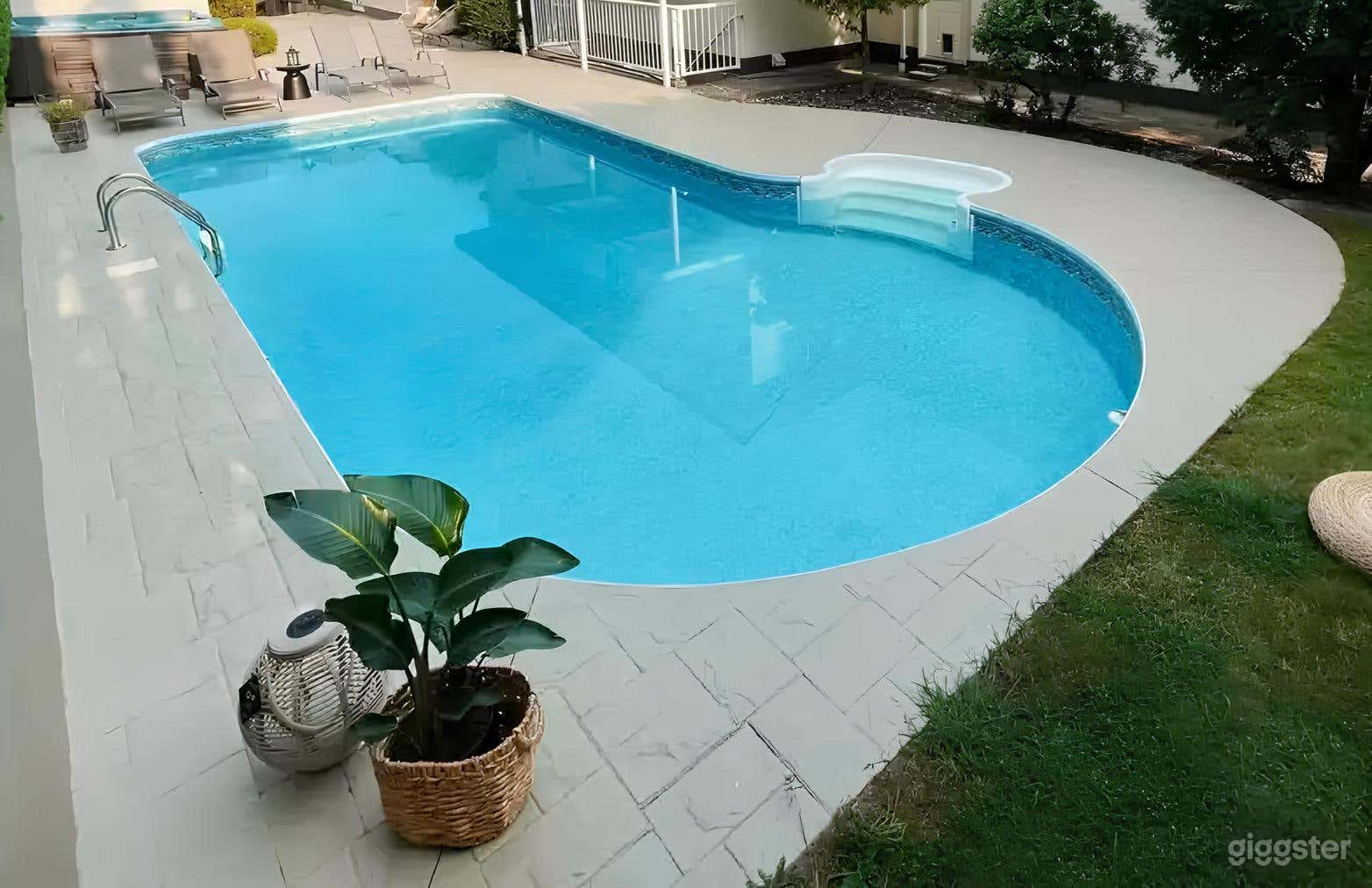 Private Estate Pool & Spa Oasis Photo 3