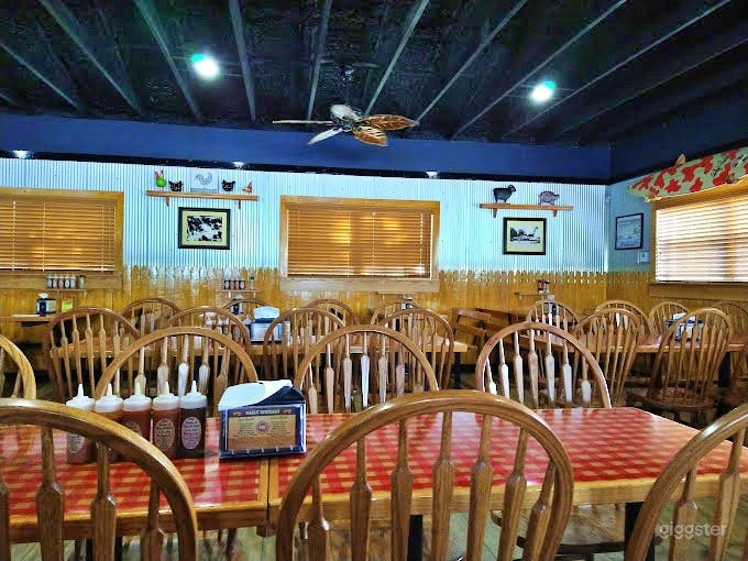 Dining Area in Barbeque Restaurant Photo 4