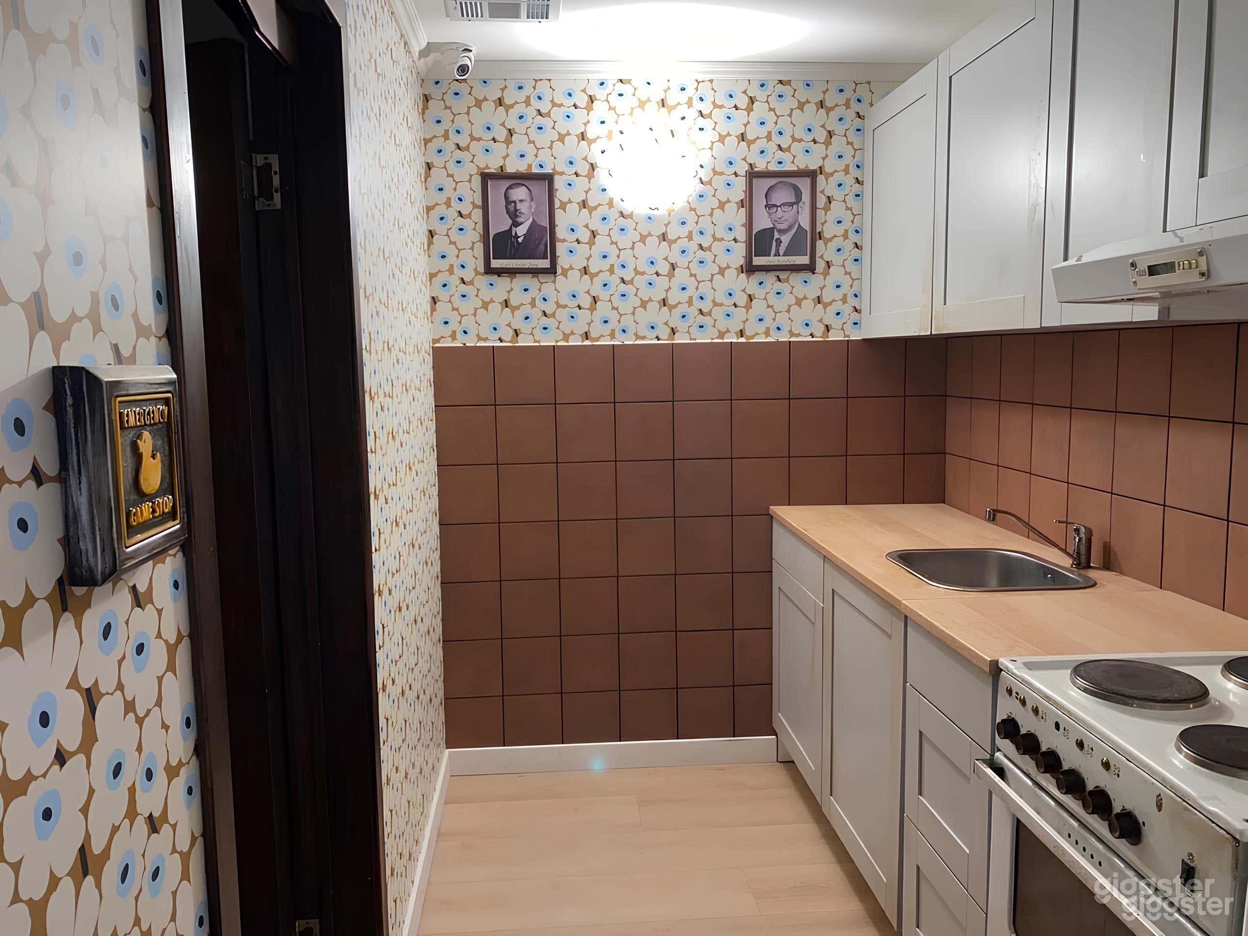 Weird vintage apartment with padded cell Photo 2