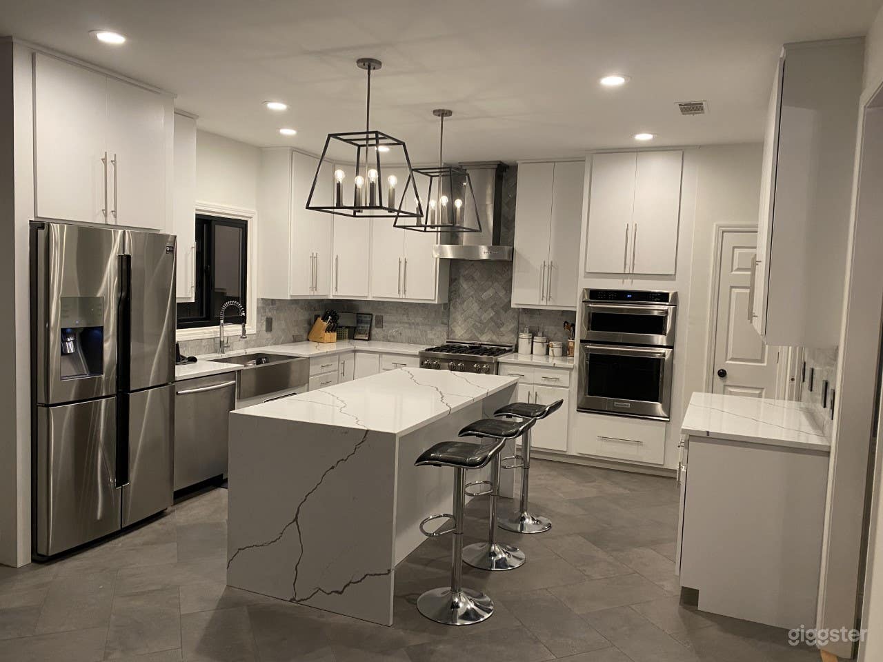 Luxurious home + pool in a tranquil setting Photo 1