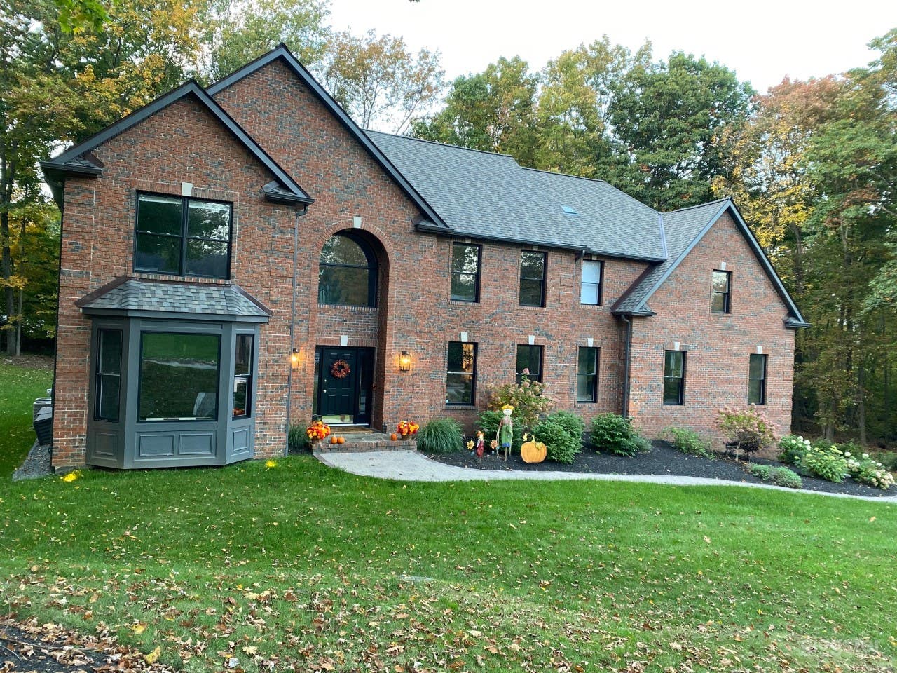 Luxurious home + pool in a tranquil setting Photo 2