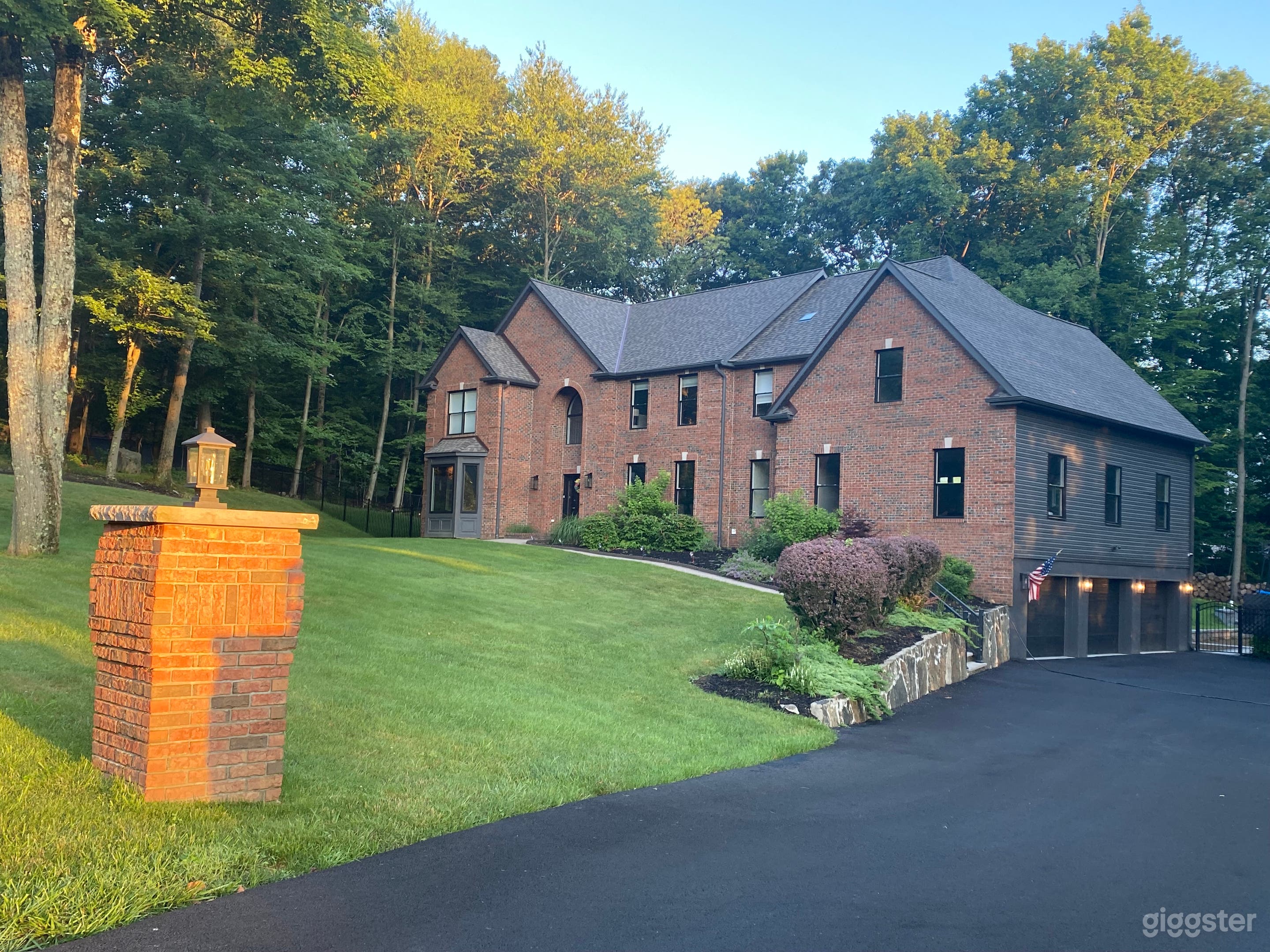 Luxurious home + pool in a tranquil setting Photo 3