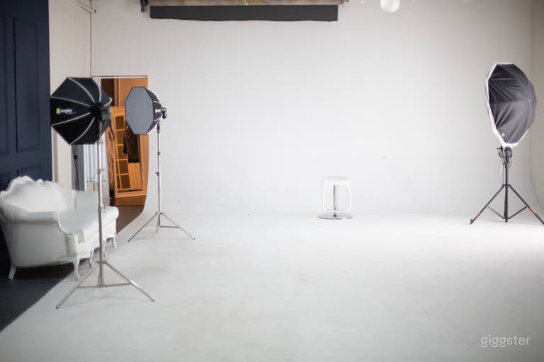  Spacious Professional Photo/Video Studio 
