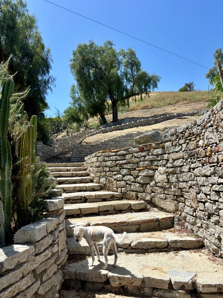  Toskanischer Hügel mit Steinterrassen & Boho-Interieurs 