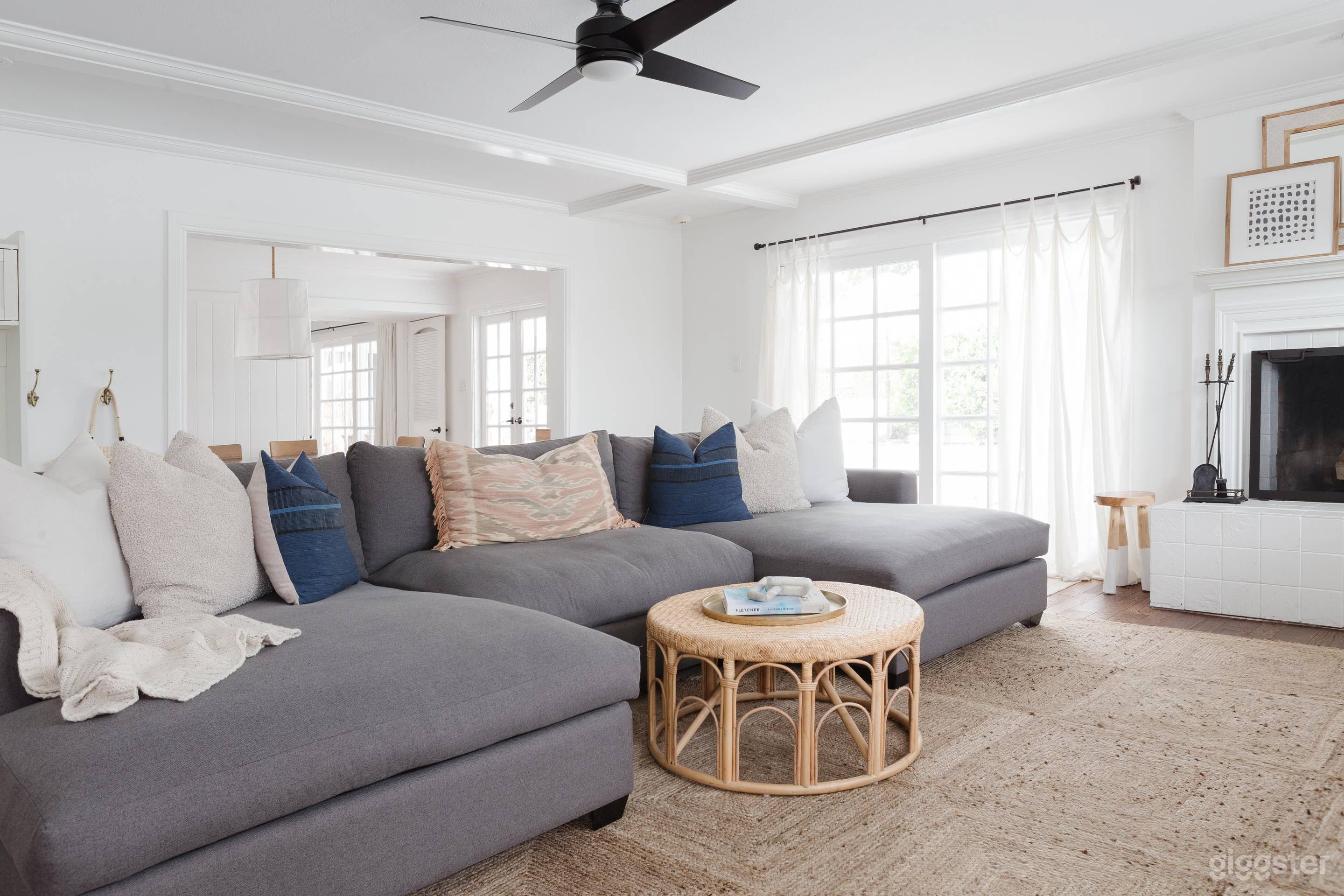 Single Level Home With Bright Natural Light Photo 3