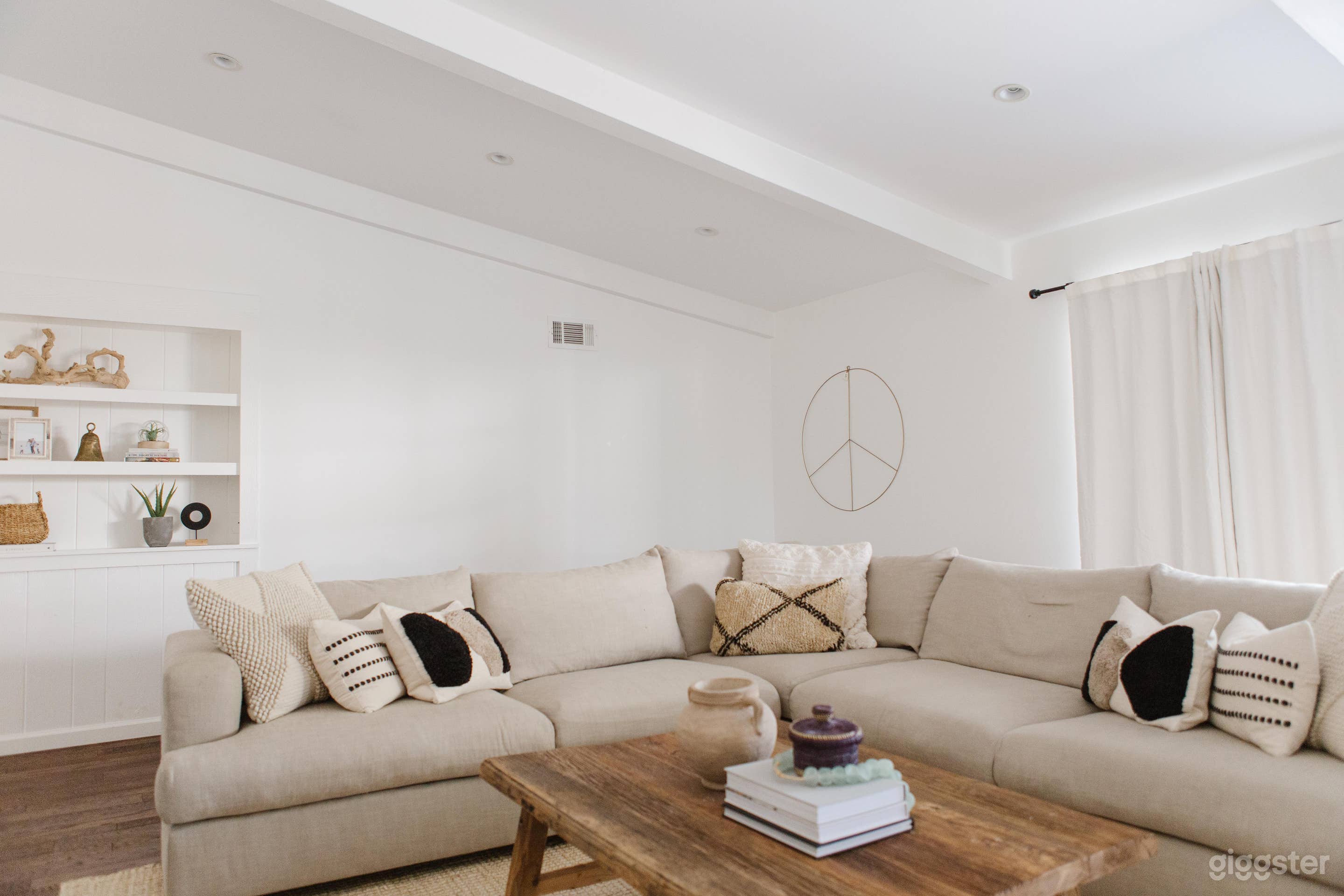 Single Level Home With Bright Natural Light Photo 1