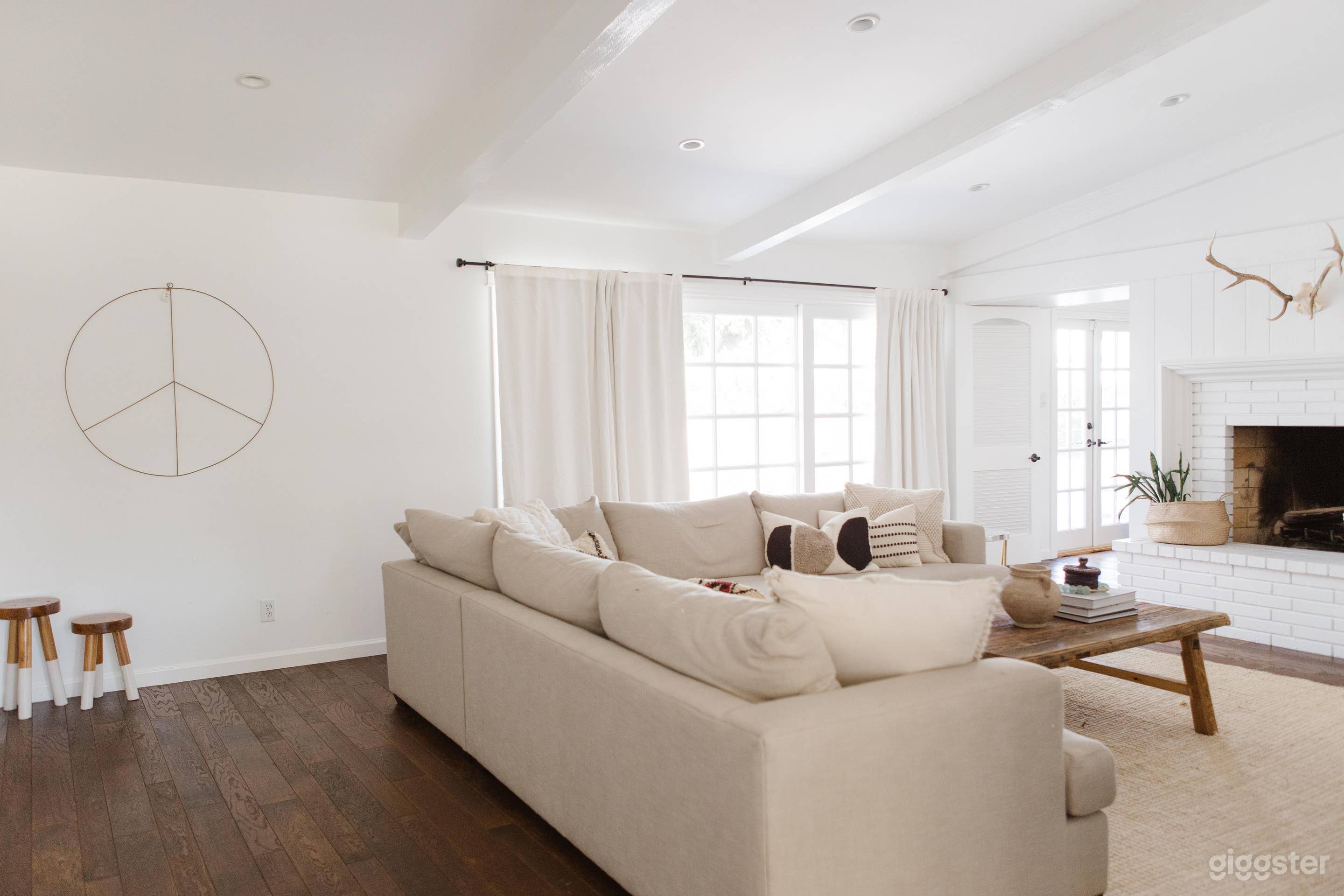 Single Level Home With Bright Natural Light Photo 2