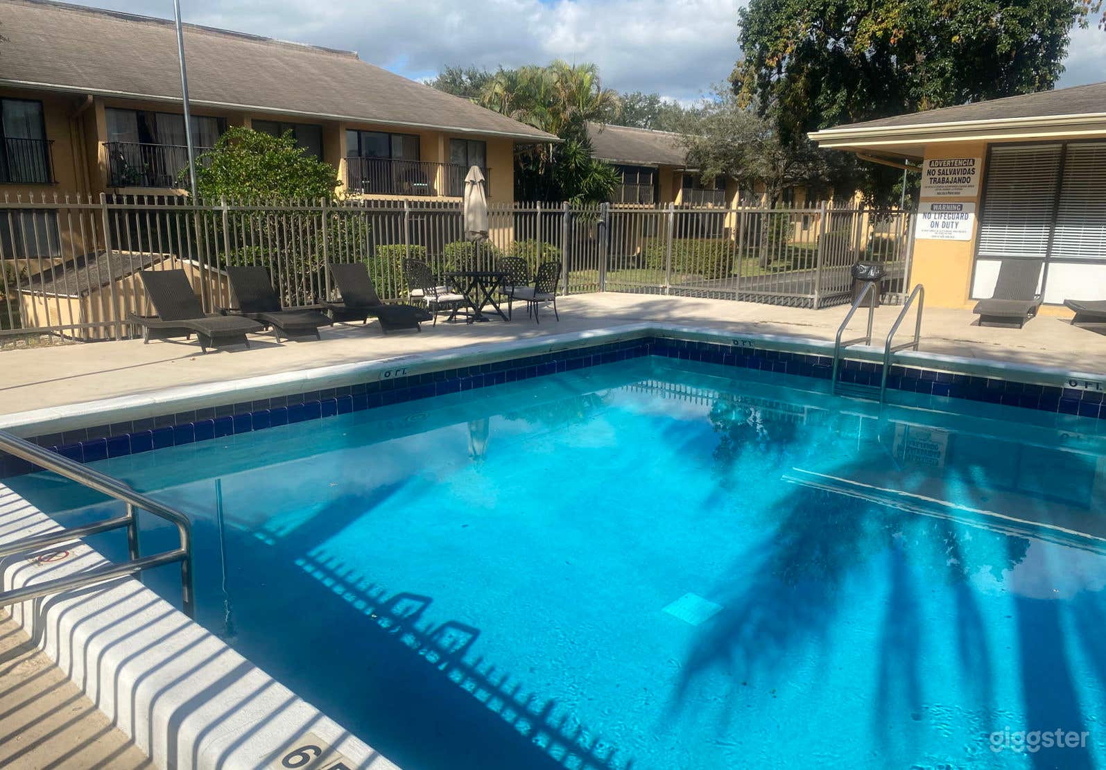 Chic Urban Pool Space in Florida Photo 2