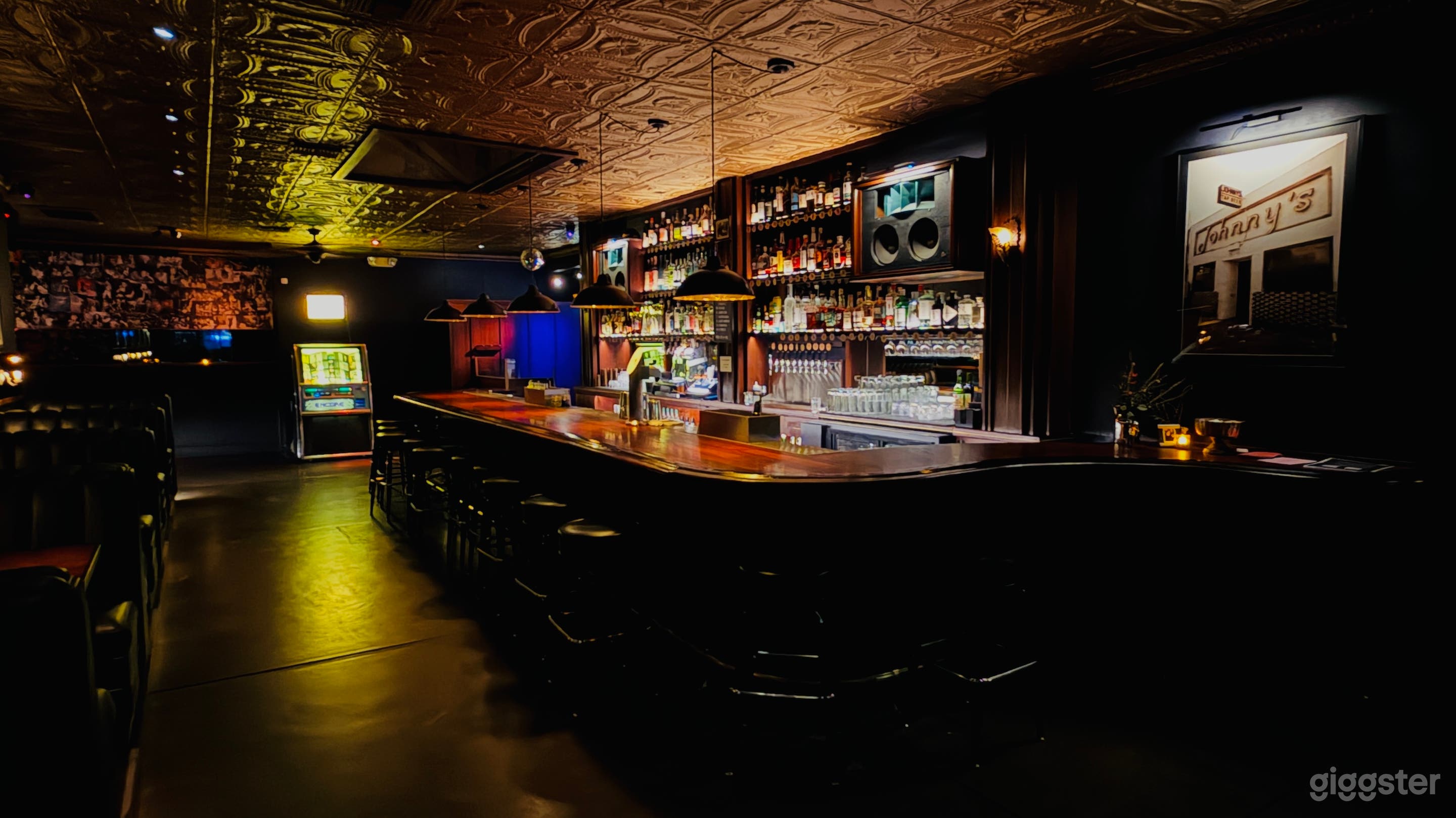 Bar w/vintage charm & modern sophistication Photo 2