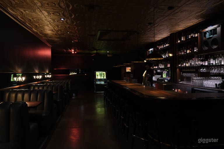  Bar w/vintage charm & modern sophistication 