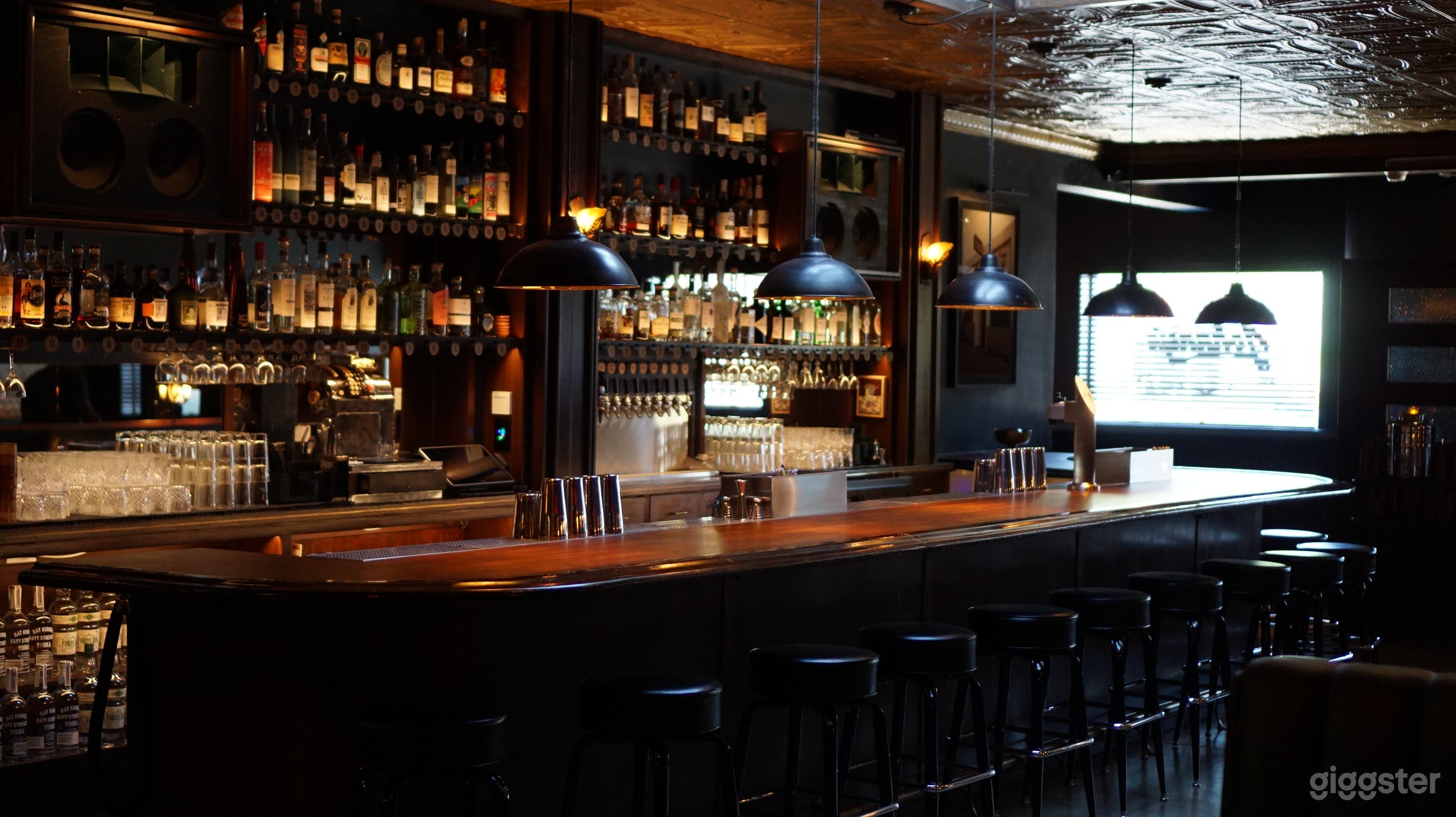 Bar w/vintage charm &amp; modern sophistication Photo 2