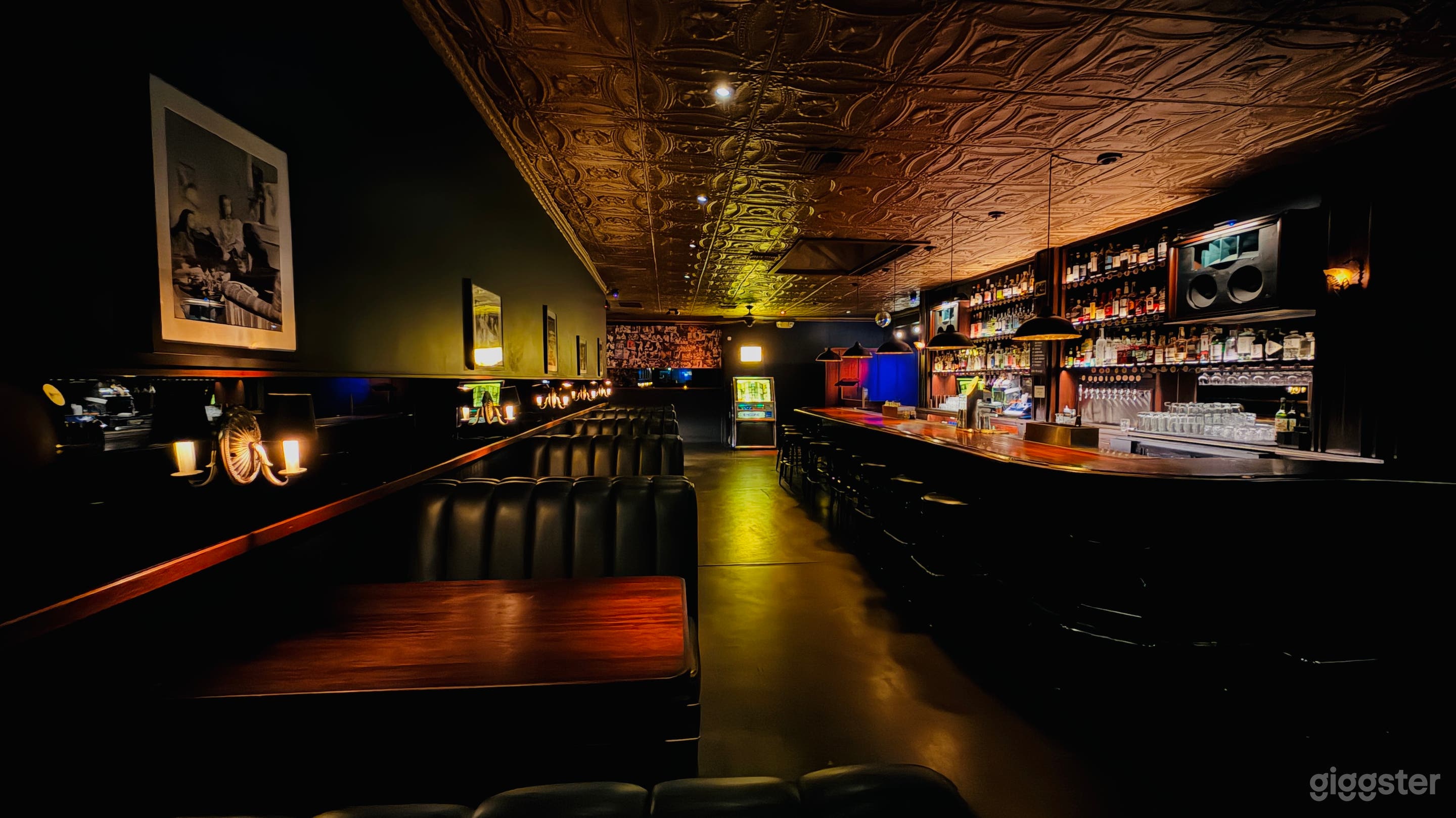 Bar w/vintage charm & modern sophistication Photo 3