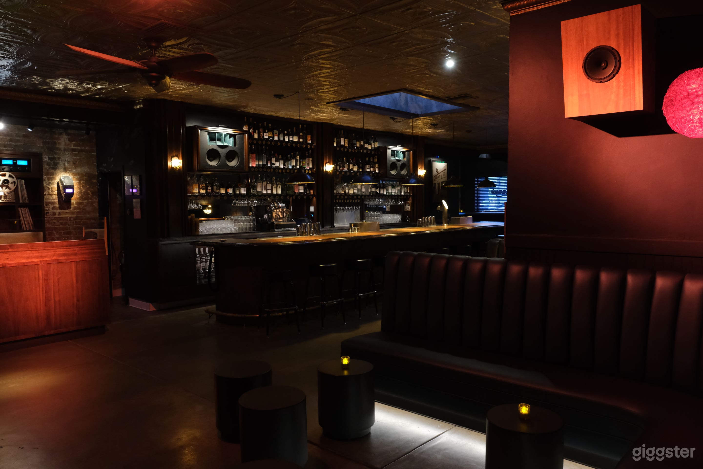 Bar w/vintage charm &amp; modern sophistication Photo 1