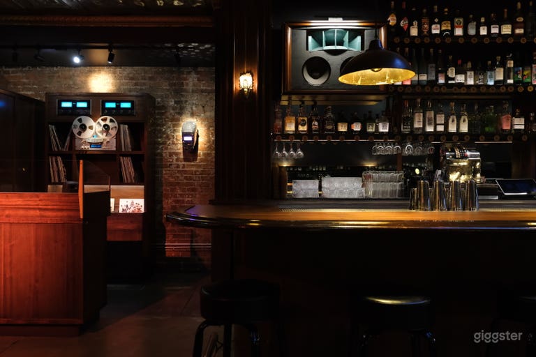  Bar w/vintage charm & modern sophistication 