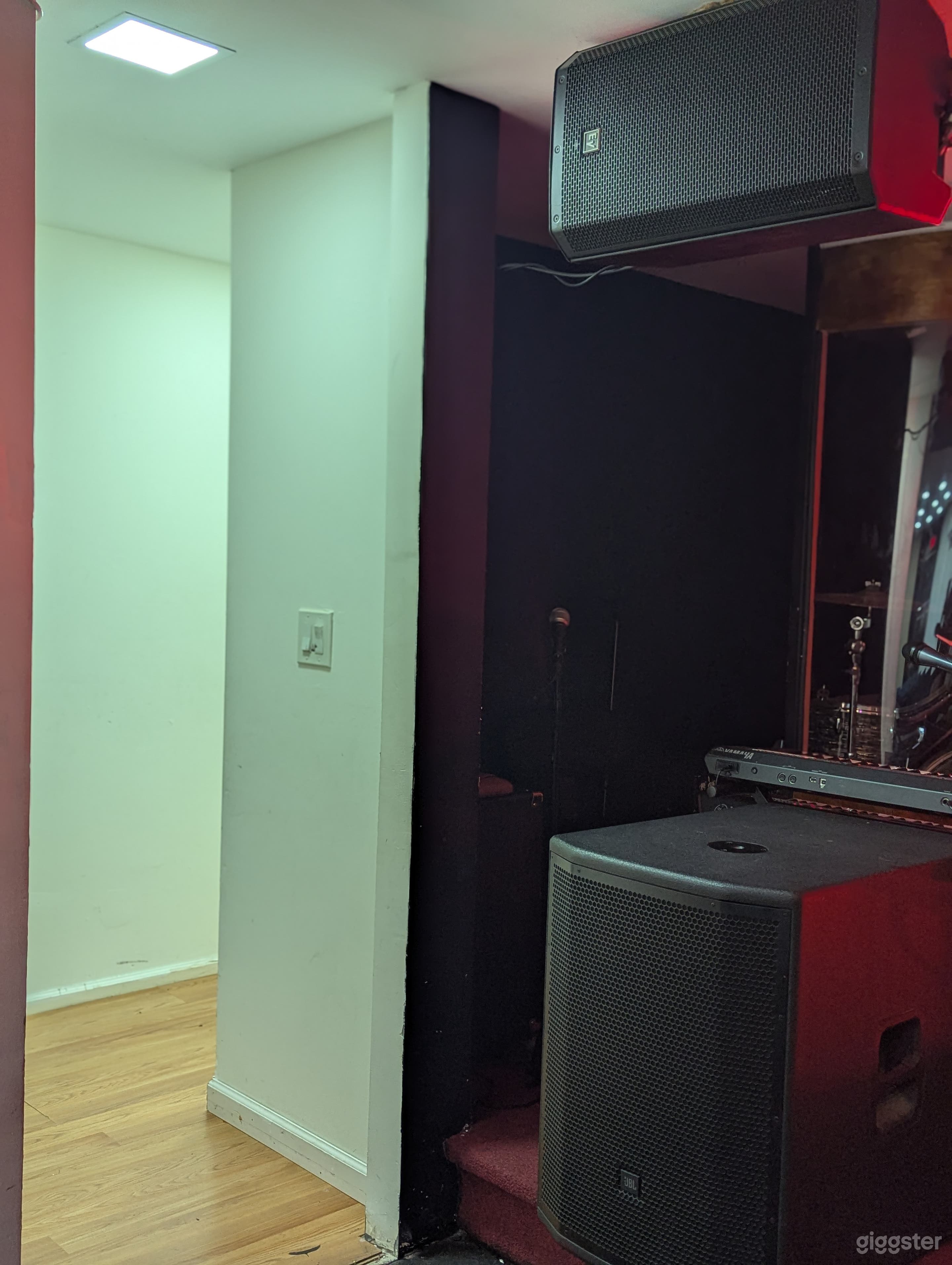 Modern Multi Purpose Space Photo 4