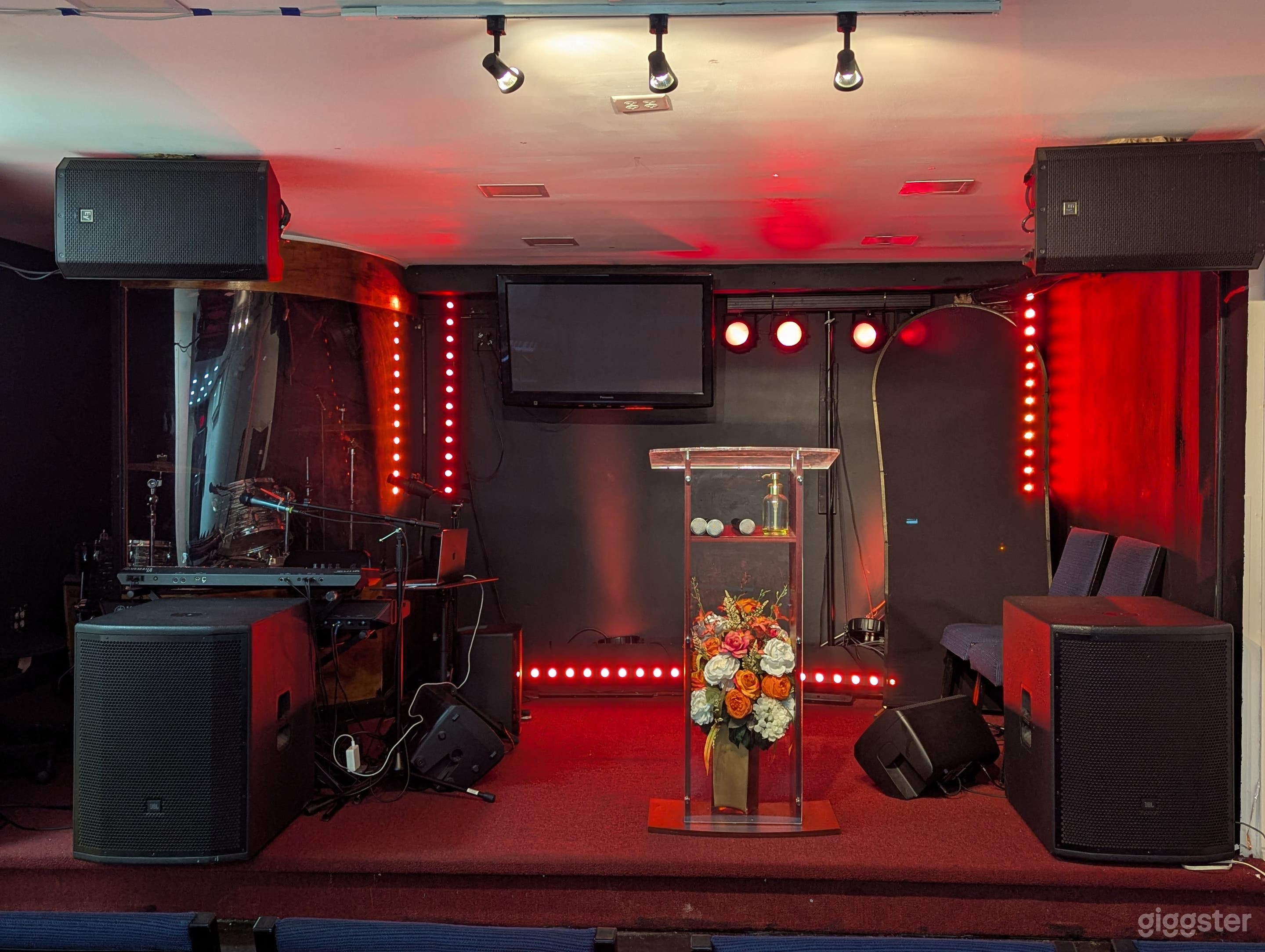 Modern Multi Purpose Space Photo 1