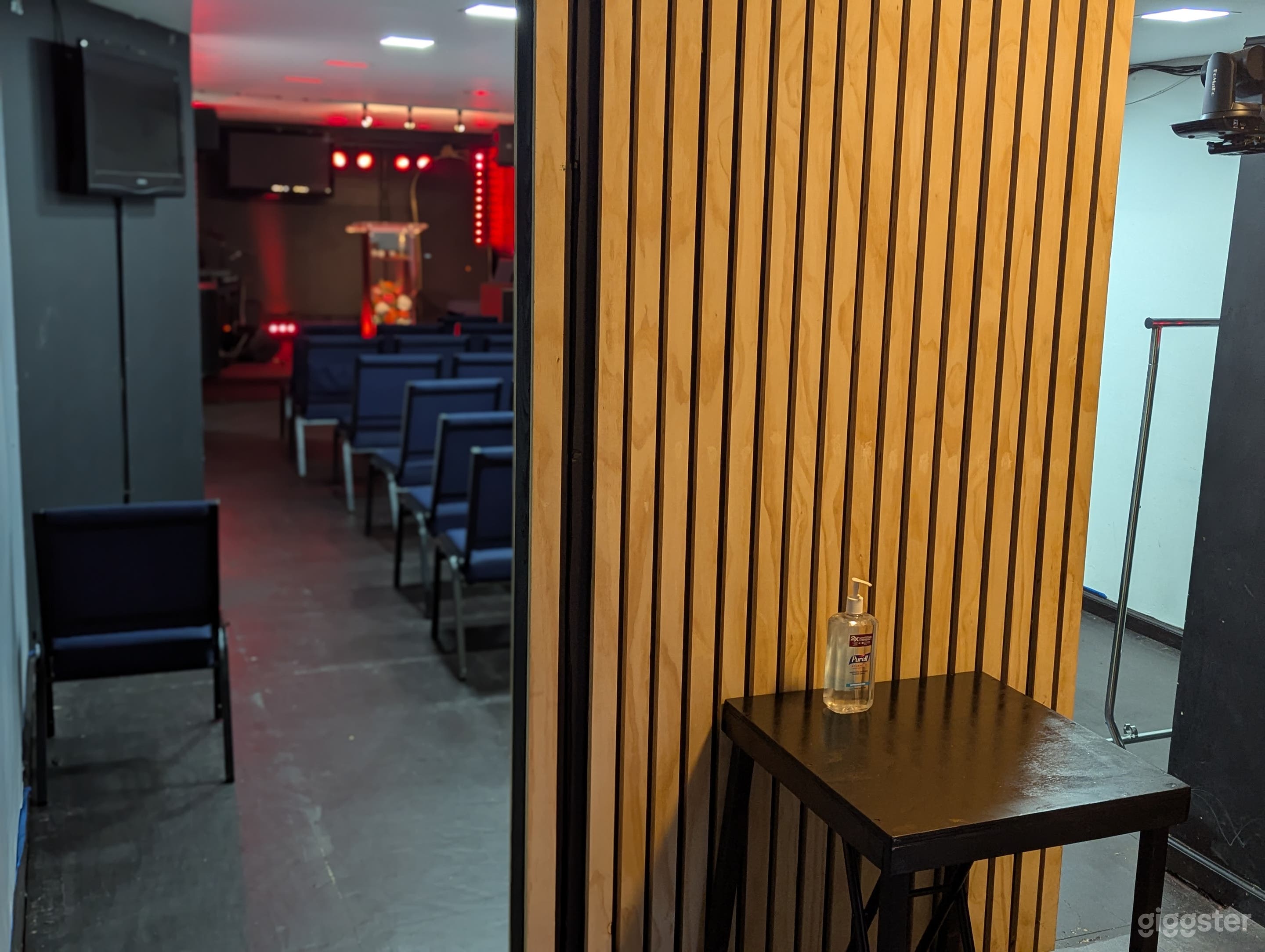 Modern Multi Purpose Space Photo 3