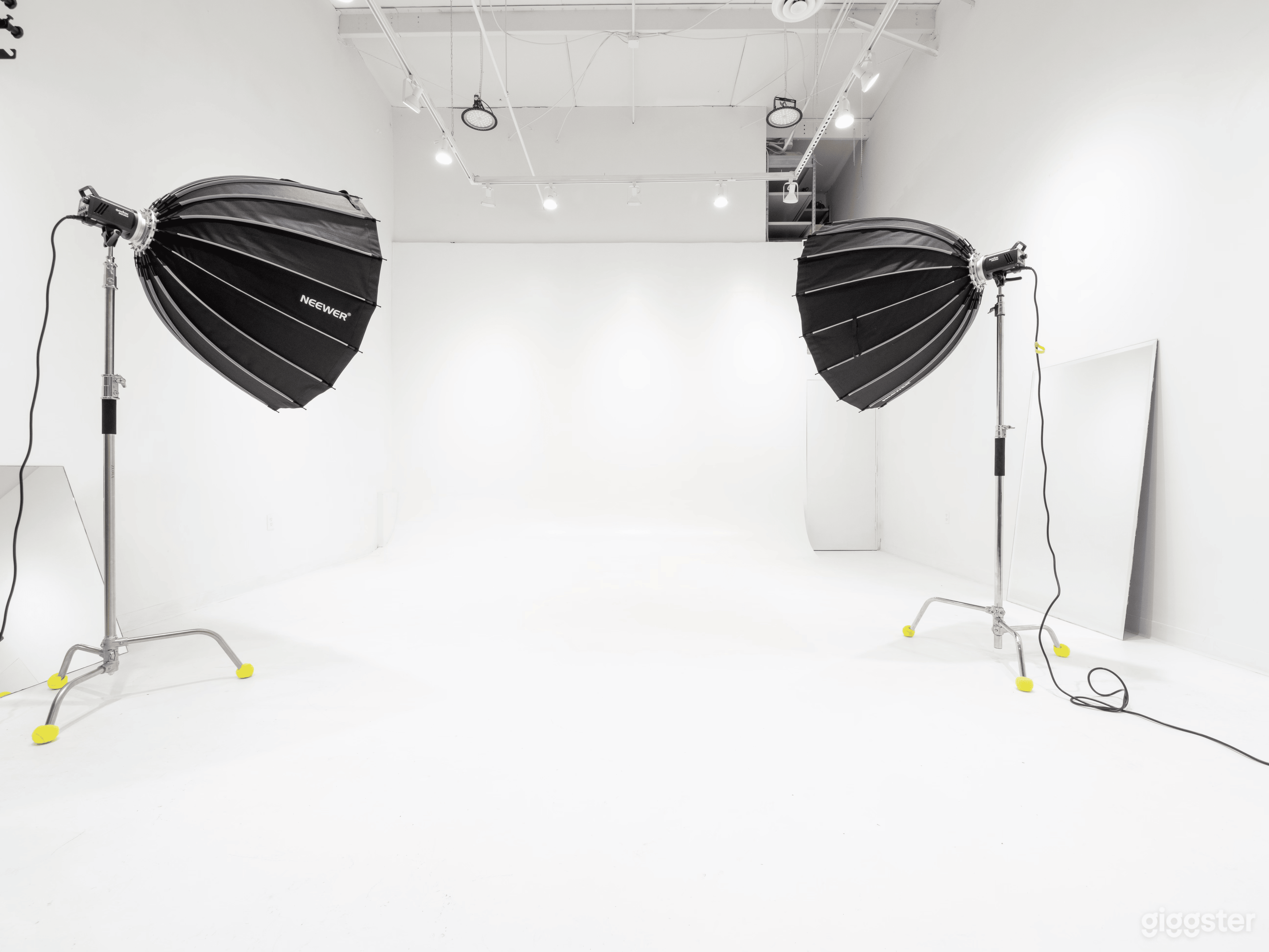 Expansive White Cyc Room in Raleigh Photo 1