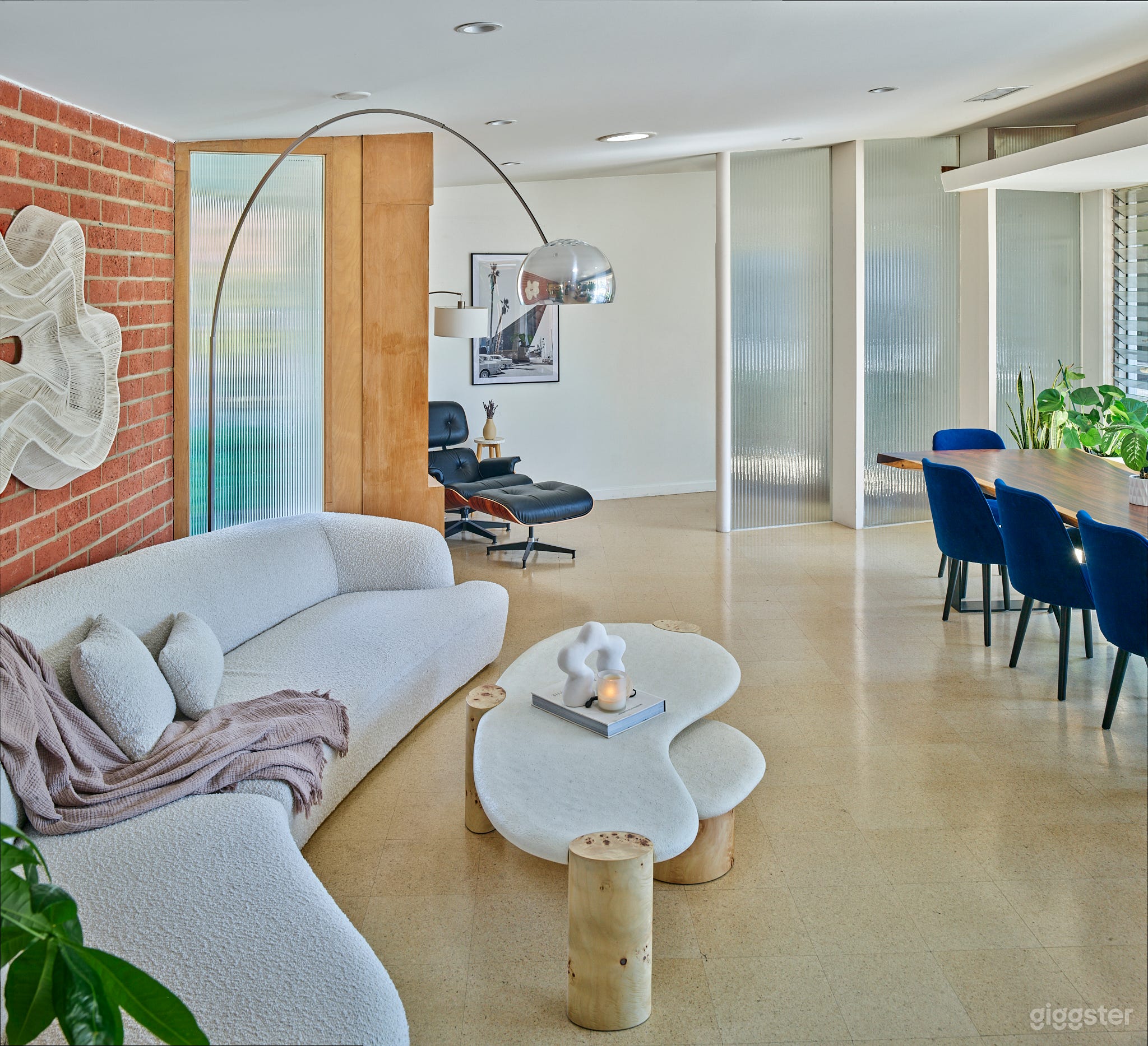 Bright Mid-Century Modern Home with Large Pool Photo 4