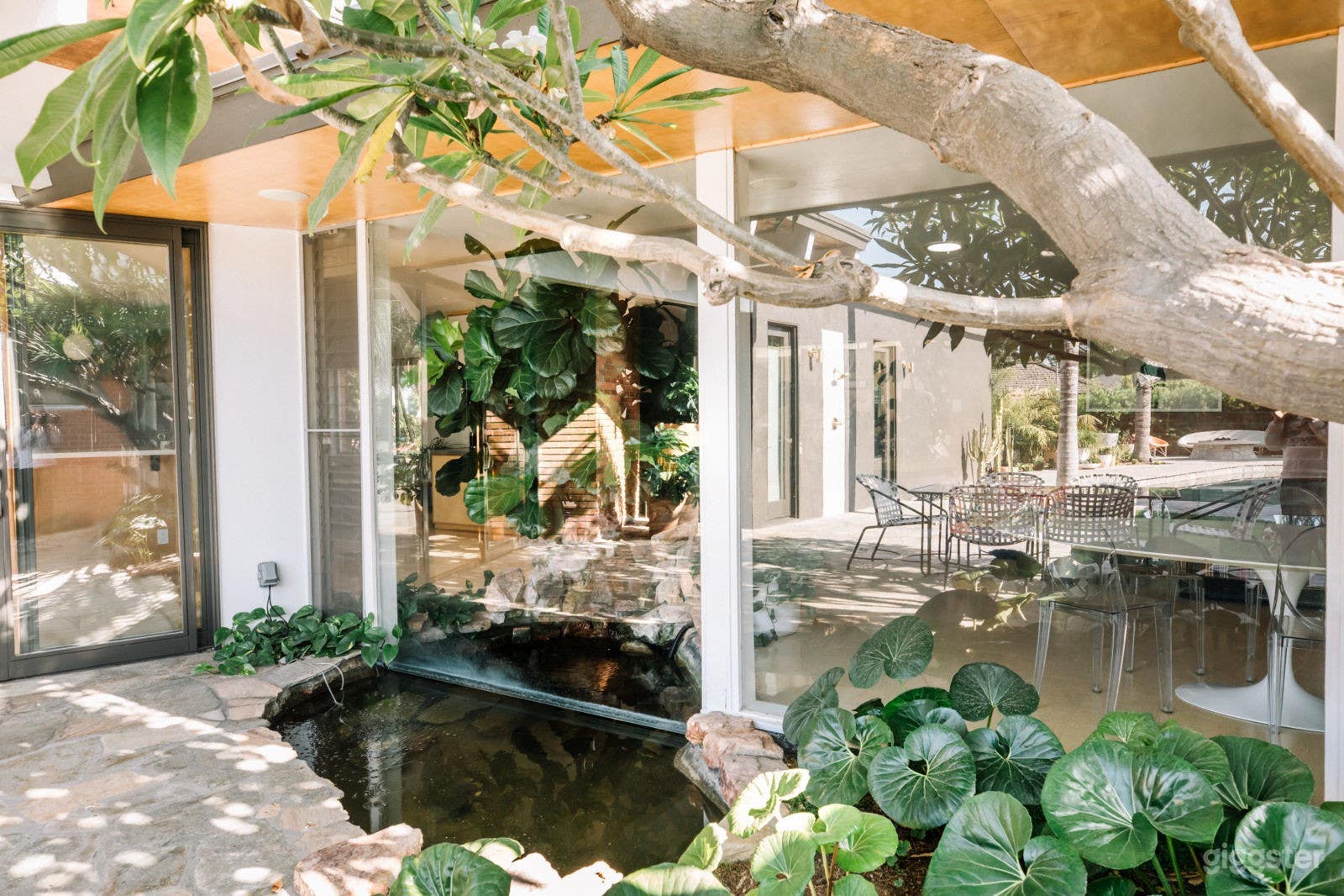 Bright Mid-Century Modern Home with Large Pool Photo 2