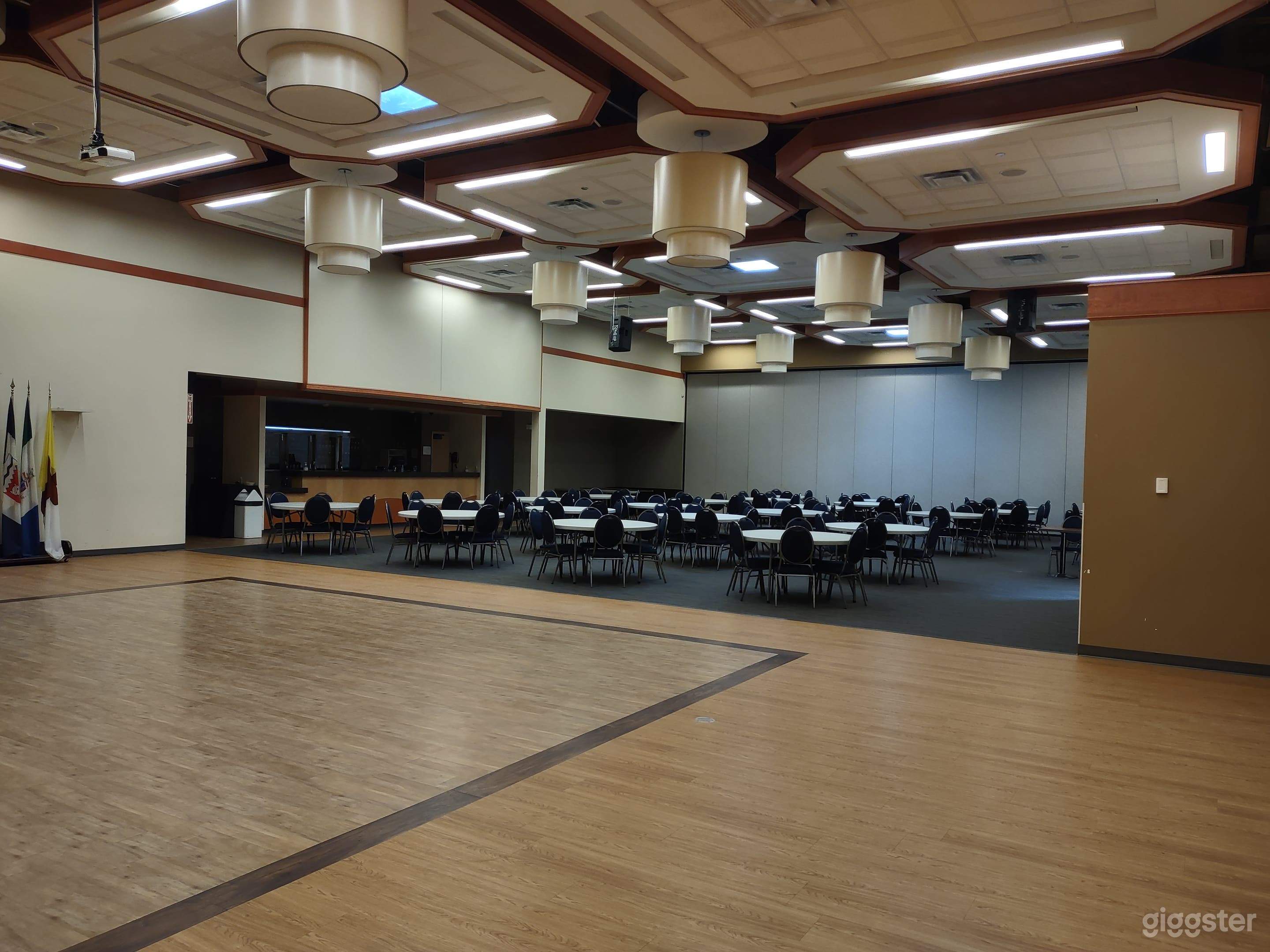 Sophisticated Large Banquet Hall Photo 4