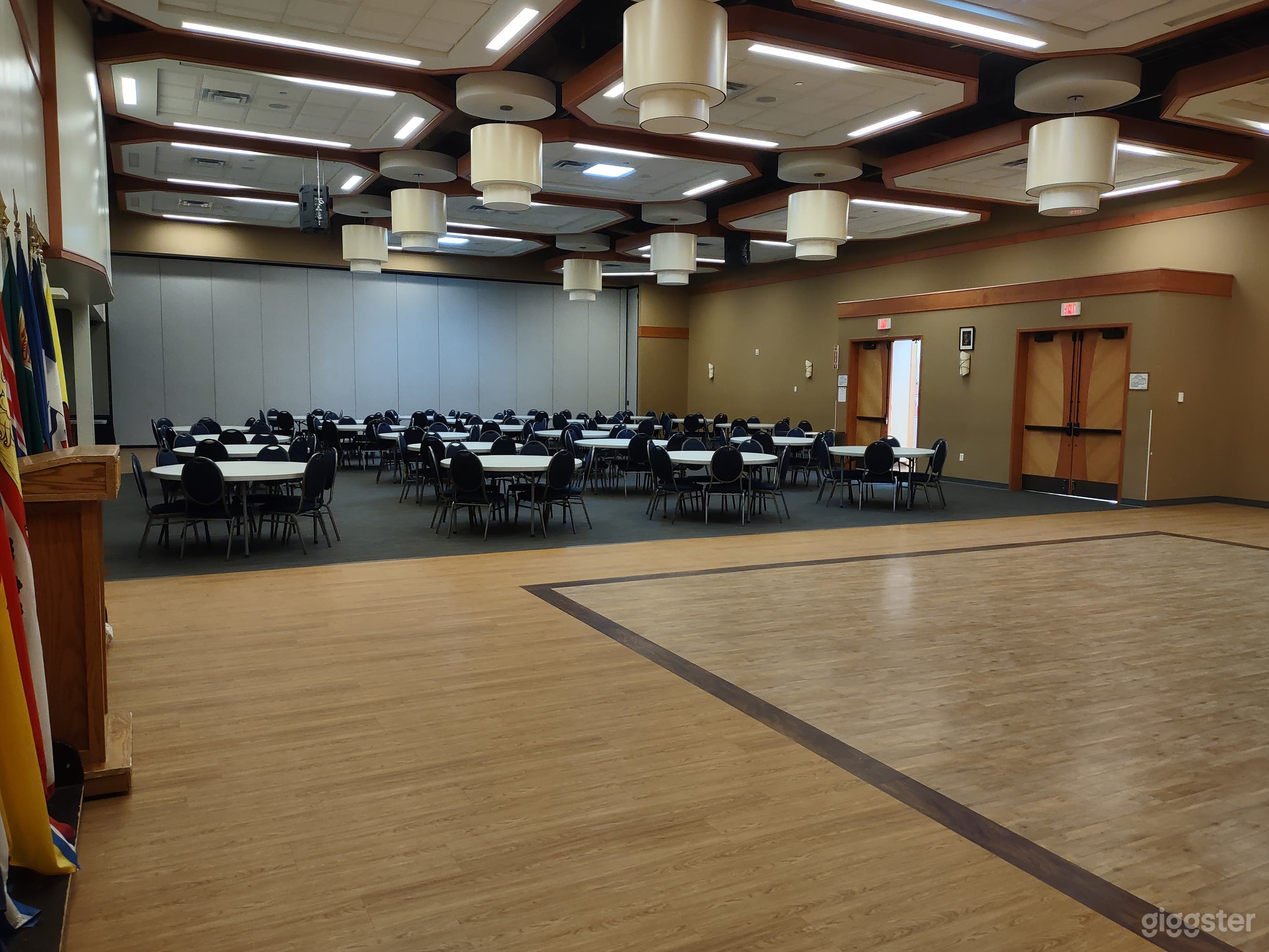 Sophisticated Large Banquet Hall Photo 3